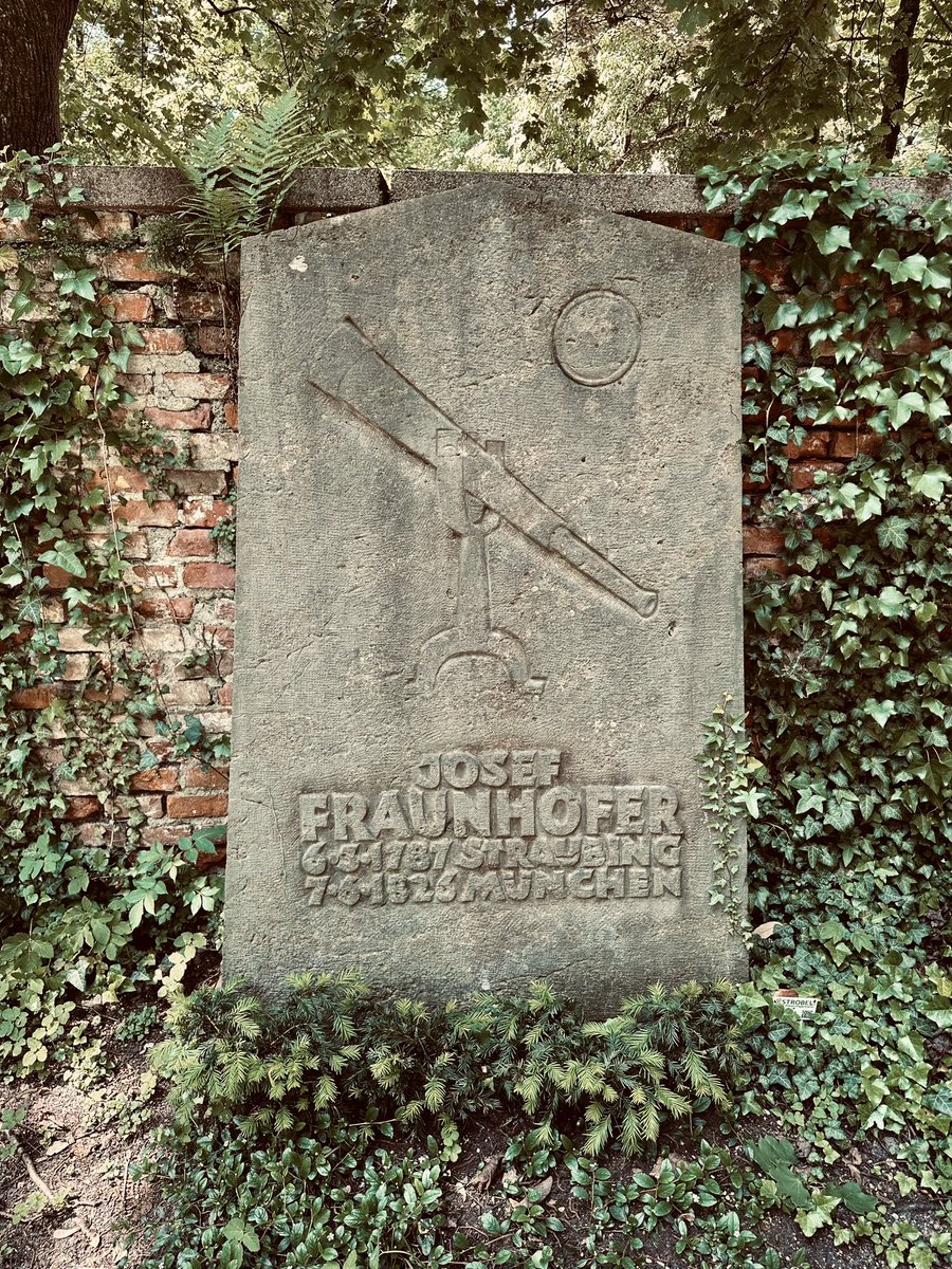 Heute vor 197 Jahren ist der Unternehmer, Erfinder &amp; Wissenschaftler Joseph v. Fraunhofer verstorben, der Namensgeber der <a href="/Fraunhofer/">Fraunhofer-Gesellschaft</a>-Gesellschaft. Sein Grab auf dem alten Südfriedhof liegt in Nachbarschaft zu seinen Geschäftspartnern Georg v. Reichenbach &amp; Joseph Utzschneider.