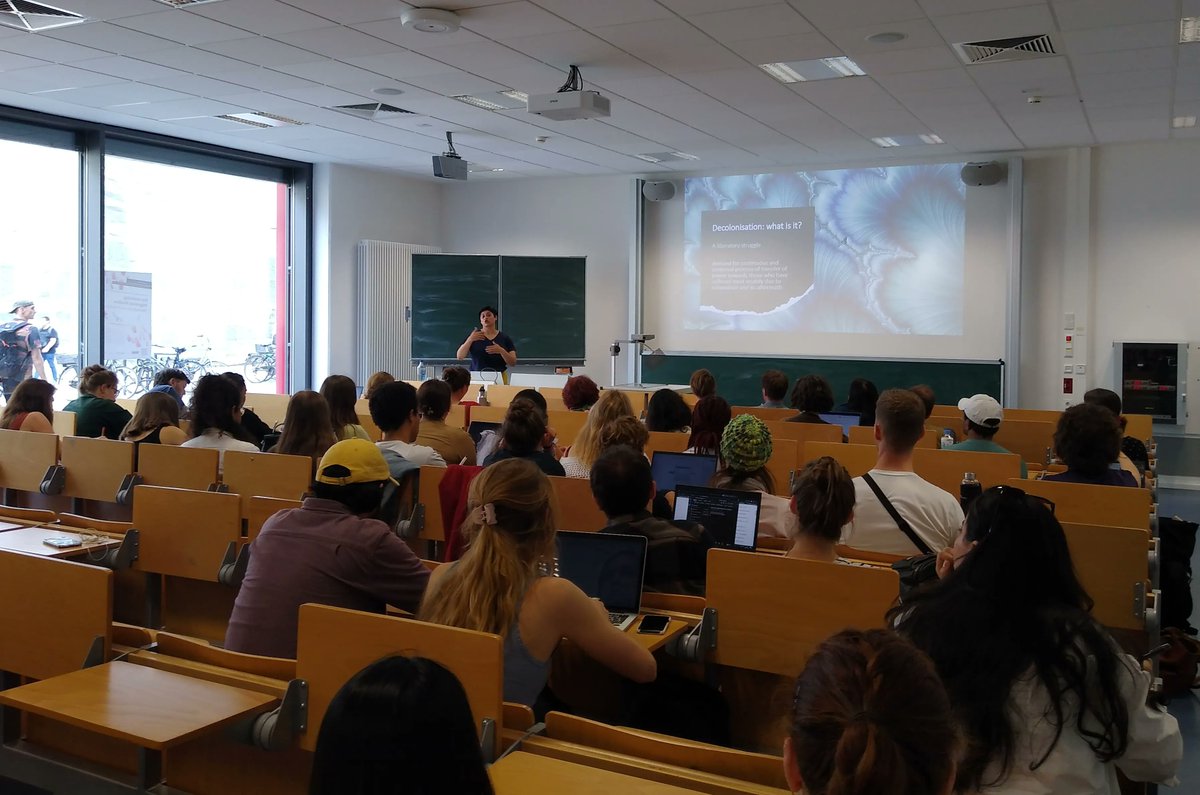 Great presentation by and discussion with <a href="/GunjanSondhi/">Gunjan S</a> (<a href="/OpenUniversity/">The Open University</a>) on the question how #MigrationStudies can be decolonised. Thank you, Gunjan, for these intreaguing insights. There is still a long way to go – and it is going to be hard work.