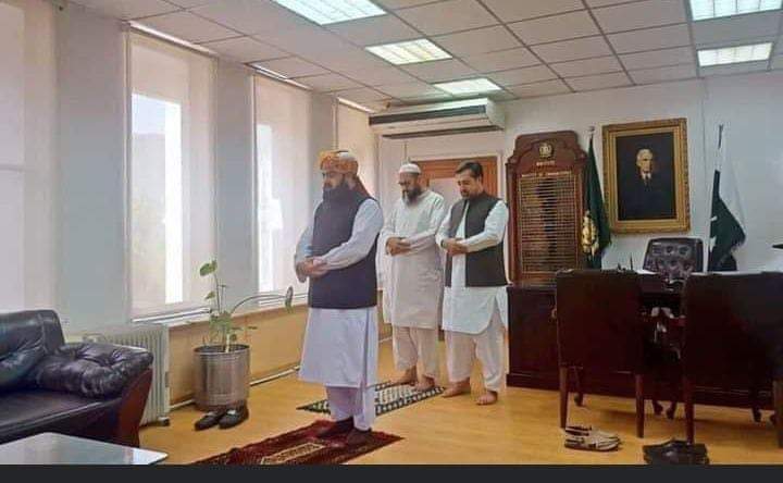 آج کل میرے سمیت کئ نوجوان اہل ہونےکےباوجود PPO کےجاب نا ملنے پے مایوس بھی لیکن دوسری طرف دیکھا جائے
تو یہ تصویر دیکھ کر دل میں اتنی سی محبت ضرور اتی ہےکہ یہ وہی دفاتر ہیں جہاں پچھلی حکومت میں طوائفیں ٹک ٹاک بنایا کرتی تھی اور  
ان دفاتر کے دروازوں کو اپنی جوتی کی نوک سے کھولتی