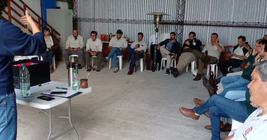 sfrpdazucar's tweet photo. Un lujo recibirlos en nuestra sede!!

En el marco del Programa Ganadero, cuerpo técnico del @PlanAgro en su reunión mensual,.
Este mes en la 📌 @sfrpdazucar

#Capacitación #Extensión #Articulación #Actualización #Ganadería #Campo #EquipoTécnico  #PlanAgropecuario https://t.co/GmlUAJzNAo