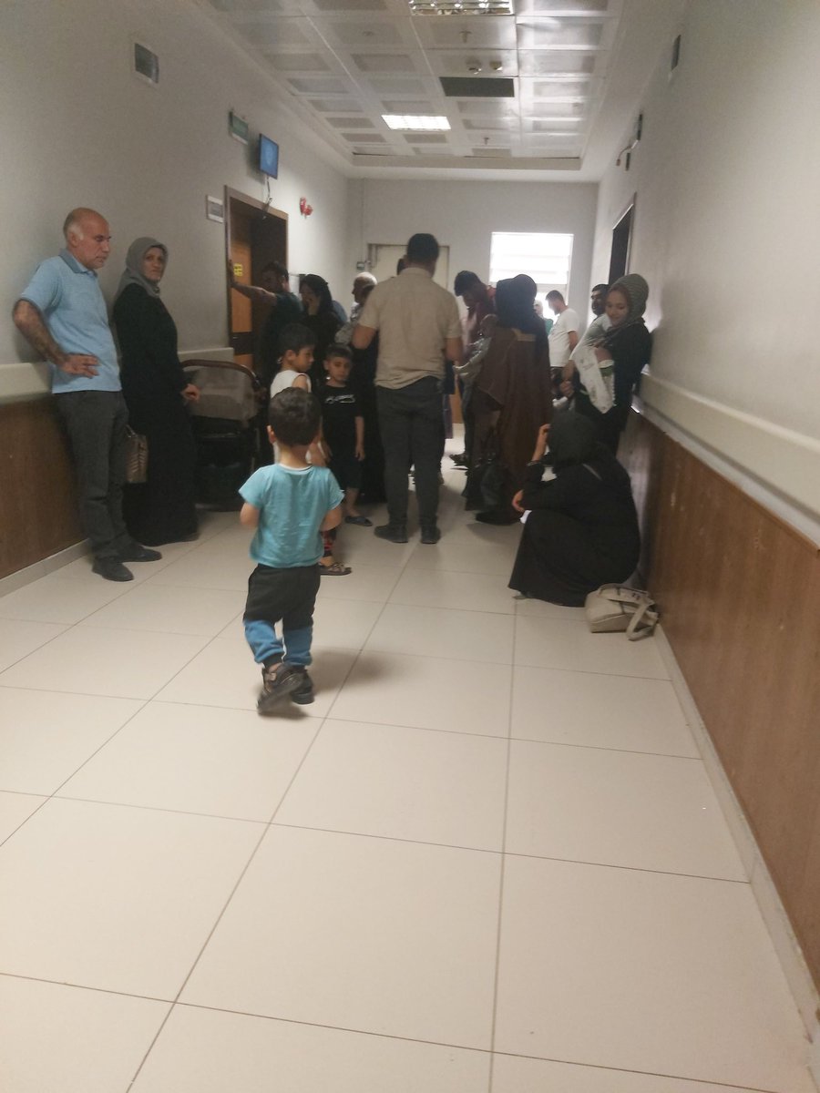 kasimacarr's tweet photo. Burası şanlıurfa eğitim araştırma hastanesi millet hasta röntgen çekimi için gelmiş bir yeri kırık yada çatlak ama oturacak bir yer yok yerde oturan bile var @saglikbakanligi @drfahrettinkoca bir an önce buraya denetim yapılsın... @devapartisi @alibabacan @AvAhmetTuysuz @MTanal https://t.co/zCIN7bLClM