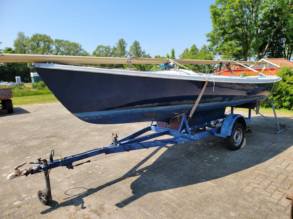 MDbemiddeling's tweet photo. Ook hebben we weer een "oude" dame binnengekregen nl deze #Randmeer Classic met oa geremde trailer, 3 zeilen, nieuwe roerkop, bankjes. Complete Randmeer &amp; vaarklaar voor maar € 2.950,= ! https://t.co/po2LkYeKqo