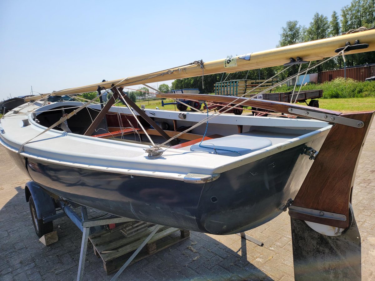 MDbemiddeling's tweet photo. Ook hebben we weer een "oude" dame binnengekregen nl deze #Randmeer Classic met oa geremde trailer, 3 zeilen, nieuwe roerkop, bankjes. Complete Randmeer &amp; vaarklaar voor maar € 2.950,= ! https://t.co/po2LkYeKqo