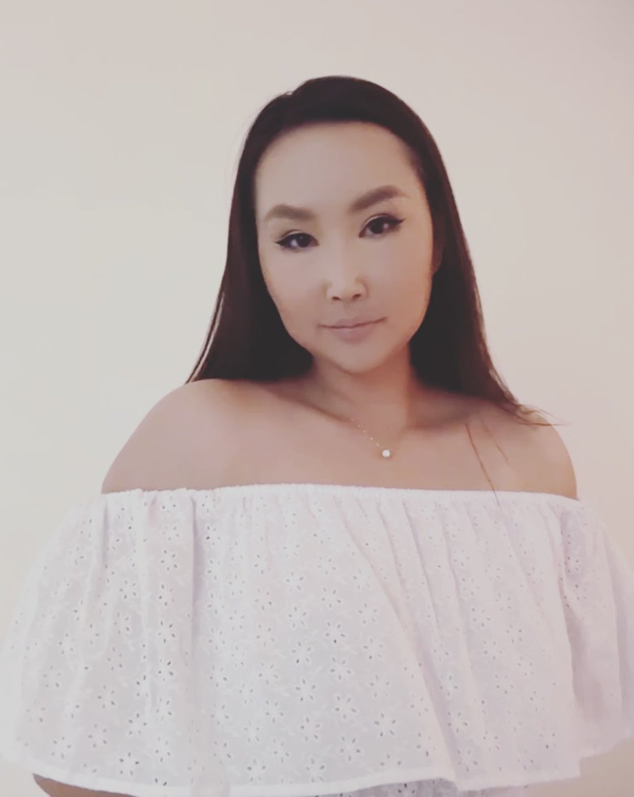 Ээж болсон ч гэсэн би ч гэсэн аав ээжийн энхрий нандин охин нь шүү дээ🤍