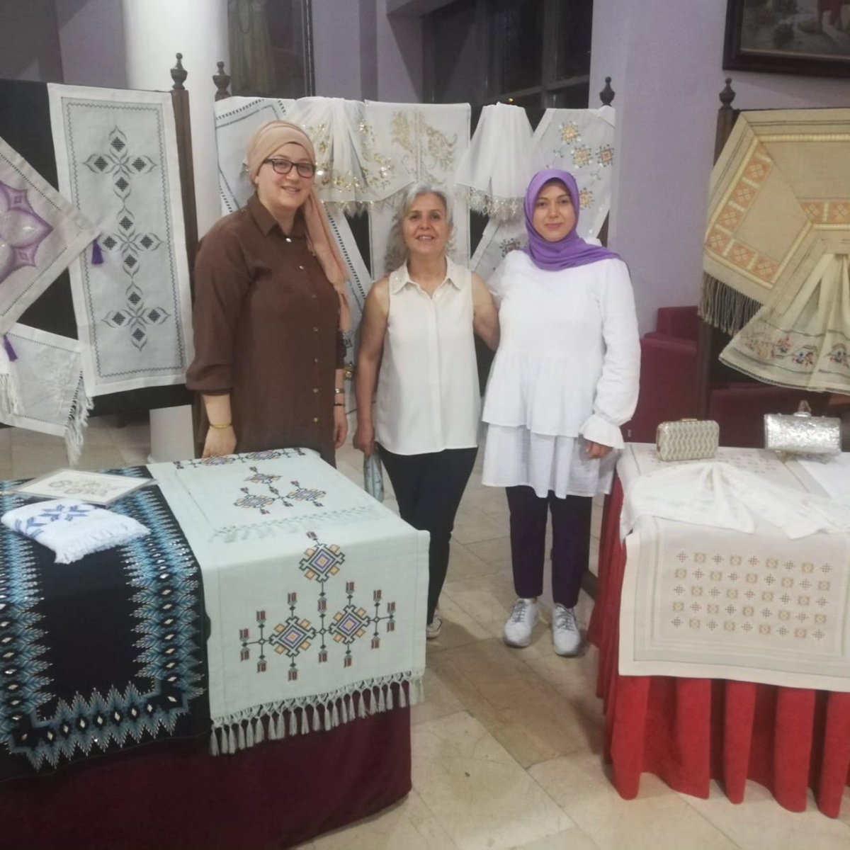kadinkollari74's tweet photo. Başkan yardımcılarımız Esra MENTEŞ Bircan DEMİRCİOĞLU ve Selma BAYAR ''Hayat Boyu Öğrenme Haftası''  kapsamında Bartın Halk Eğitimi Müdürlüğünün Kültür Merkezinde düzenlemiş olduğu Türk Halk Müziği Konserine ve El Sanatları Sergisine katılım sağladılar.
@aysekesir @ElifYesimAraz1 https://t.co/yEl32u7miO
