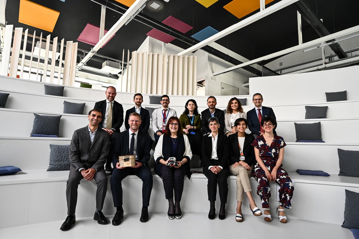 This week we had a special visitor in Ispra🇮🇹➡️ <a href="/dubravkasuica/">Dubravka Šuica</a> 

The Vice-President visited our Makerspace👉open to anyone who wants to make or prototype with artefacts &amp; processes to address community problems

More about our #DeliberativeDemocracy work: europa.eu/!7YbGwD