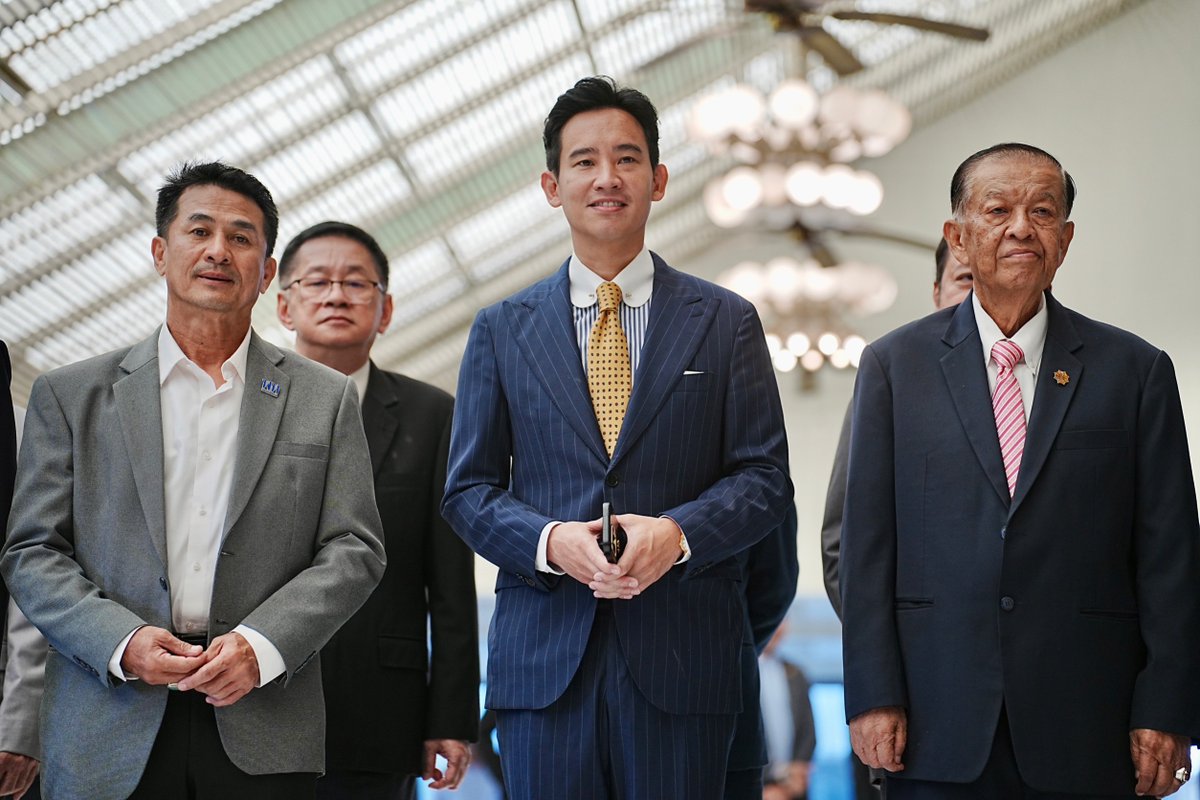 SAHINOP's tweet photo. "ประเทศนี้เป็นของประชาชน ประชาชนรอว่าเมื่อไหร่จะตั้งรัฐบาลได้สำเร็จ เลิกฟังเผด็จการ สนใจปัญหาของประชาชน ความเห็นของศาลรัฐธรรมนูญ ซึ่งเป็นเรื่องของคนไม่กี่คน และ กกต. ซึ่งมีหน้าที่เป็นเพียงแค่ผู้ช่วย ไม่ต้องไปสนใจ"

"อ.วันนอร์" หัวหน้าพรรคประชาชาติ หนึ่งใน 8 พรรคร่วมรัฐบาล แถลงสั้นๆ หลังหารประชุมพรรคร่สมรัฐบาลวันนี้ แต่ "ทรงพลัง" 

อย่างที่เคยอธิบายไป พรรคประชาชาติเป็นพรรคเล็กๆ มี ส.ส.เพียง 9 คน ในพื้นที่ชายแดนใต้ และ บัญชีรายชื่อ มีหลายเรื่องที่ไม่เห็นด้วยอย่างสิ้นเชิง ทั้งเรื่องสุราก้าวหน้า และ สมรสเท่าเทียม เนื่องด้วยพรรคเป็นพรรคชาวมุสลิม แต่เขาสามารถ "ร่วมงาน" กับพรรคการเมืองต่างๆ ที่มีจุดยืนหลากหลายได้อย่างมีอารยะ ไม่ขัดหากสังคมส่วนใหญ่ มีทิศทางที่สวนทางกับรื่องที่เขาไม่เห็นด้วย

และนี่เป็นอีกครั้ง ที่ "อ.วันนอร์" กระตุกสังคม ให้ฉุกคิด

#จัดตั้งรัฐบาล #วันนอร์