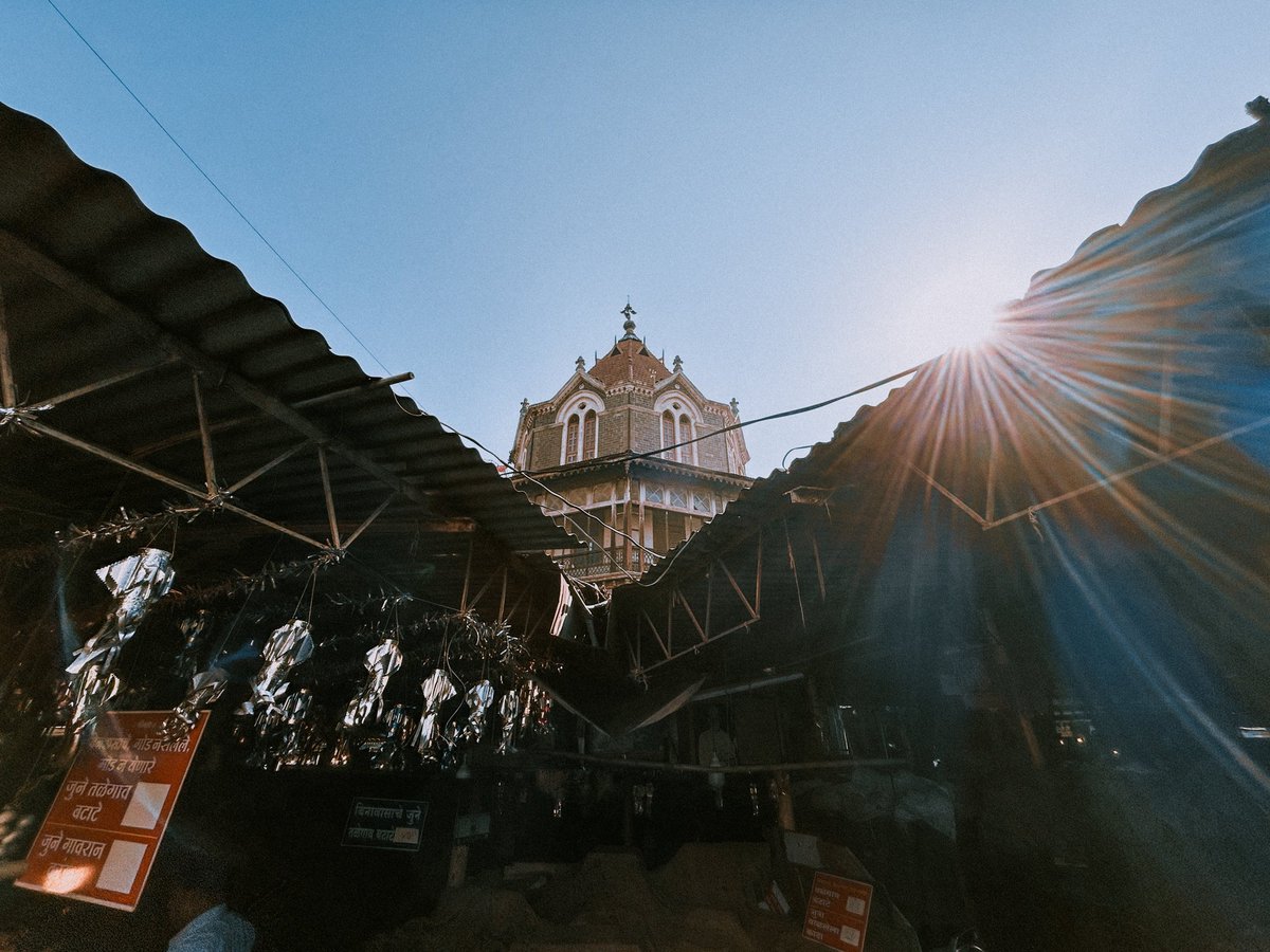 Nikhilb0rse's tweet photo. Frames of Mandai, Pune. #NustaKhichik #Pune #streetphotography #NFTs #NFTCommuntiy #nftphotography https://t.co/NvV2RwCSjR