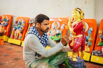 #RathaYatra2023 | The colouring of 'Parswa Deba Debi' underway at the Ratha Khala in #Puri 
(Photo: SJTA) 

#Odisha