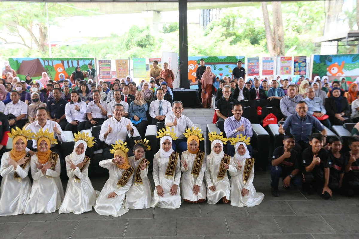 Turut hadir ke Program Hour of Code (HOC) #MyGirlsCan 2023 sempena Sambutan International Girls in ICT Day 2023 yang dirasmikan oleh YB Fahmi Fadzil, Menteri Komunikasi dan Digital di Sekolah Kebangsaan Bangsar.

#KKD
#MalaysiaMADANI