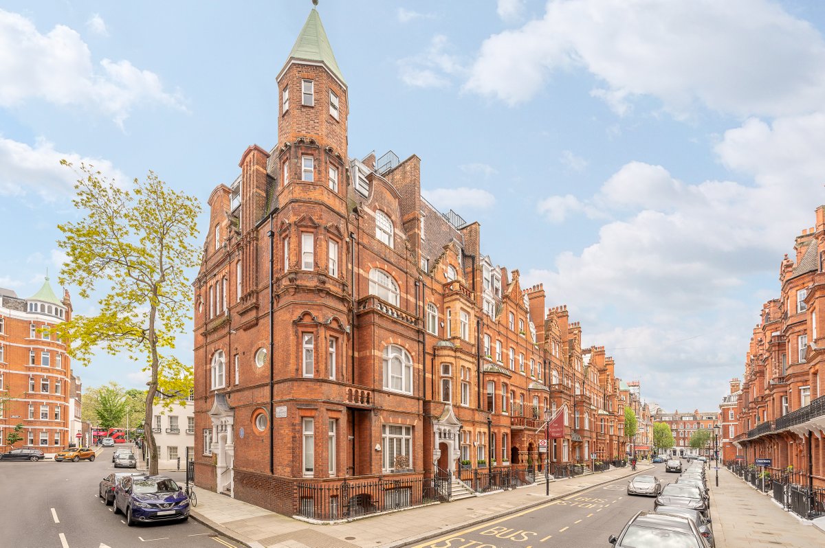 A stunning turnkey three bedroom apartment located in an attractive red brick Victorian conversion moments away from Sloane Square that has been meticulously refurbished throughout. Click the link to explore more: johndwood.co.uk/properties/172…