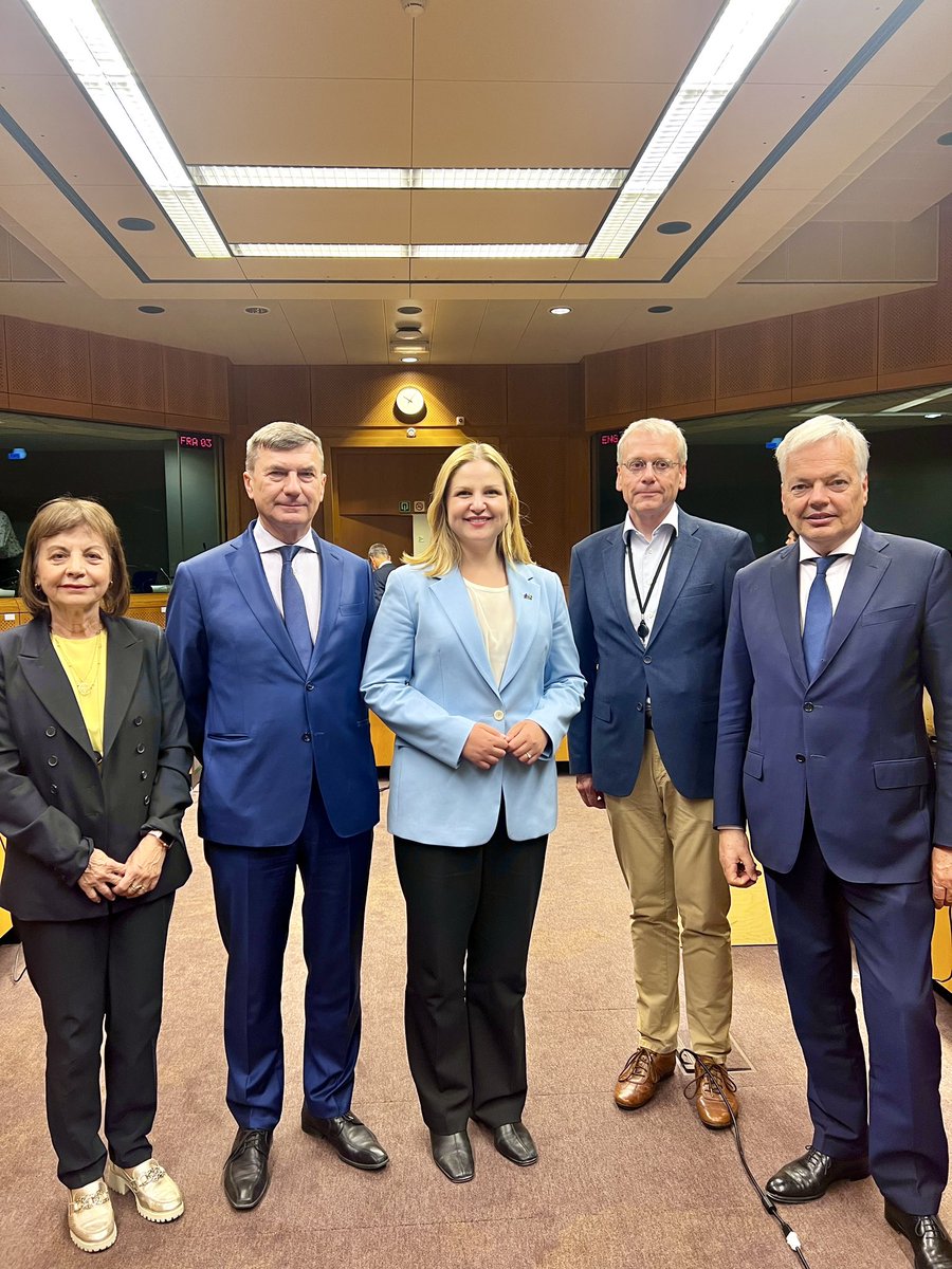 ArbaKokalari's tweet photo. Done Deal! 😊 Last night we ageed on modernized EU rules when consumers buy financial services online. The rules will be fit for the digital, have stronger withdrawal rights, without putting extra burden on businesses. #trilogue #DMFSD https://t.co/YgiZiB4HvQ