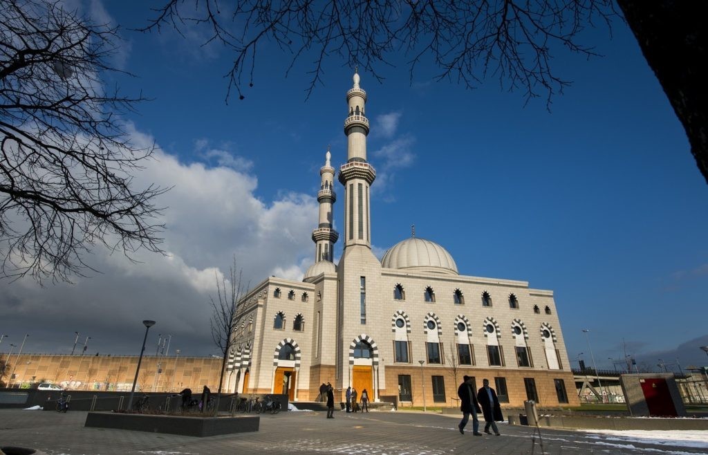 rotterdam's tweet photo. ⛪ Van 8 tot en met 11 juni zetten #Kerken, #Moskeeën, #Synagogen en #Tempels hun deuren wagenwijd voor je open. 🕍
Heilige Huisjes Rotterdam organiseert dan in samenwerking met de gemeente het #GebedshuizenFestival. 🕌
Het programma: 👉 https://t.co/KMd4teSZ4o https://t.co/O8Iosgm4sF