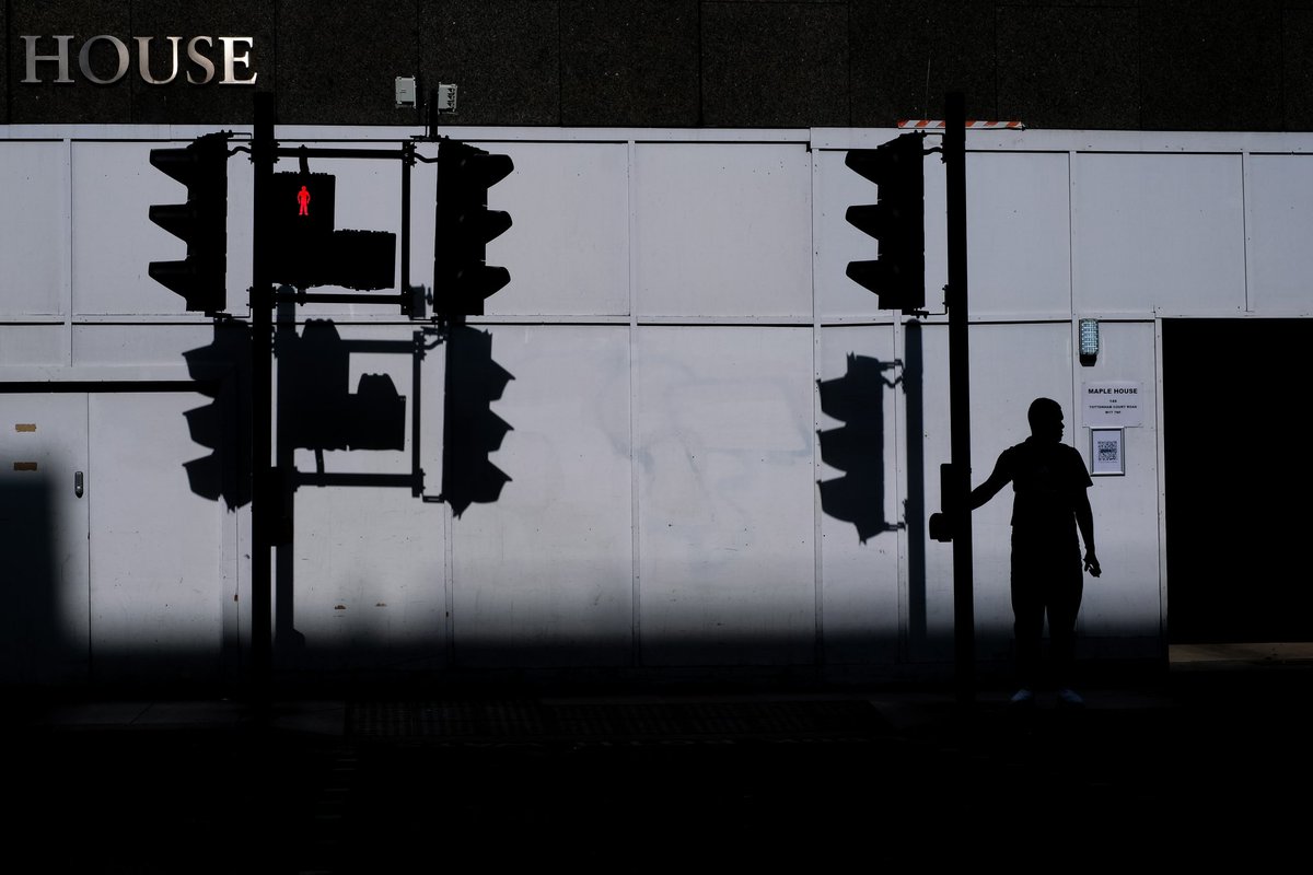 Wednesday silhouettes 👥 #london #shadesofshadowland #streetphotography #womeninphotography