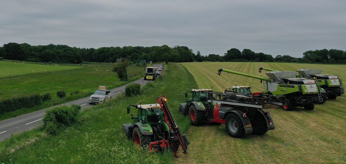 This morning Bathurst Estate Farming supporting @agricontract on is journey from John O Groats to Landsend to raise awareness for @MindCharity. #answerasapercentage #ollyblogs #combinechallenge @CLAAS_UK @ClaasWestern @CirencesterPark