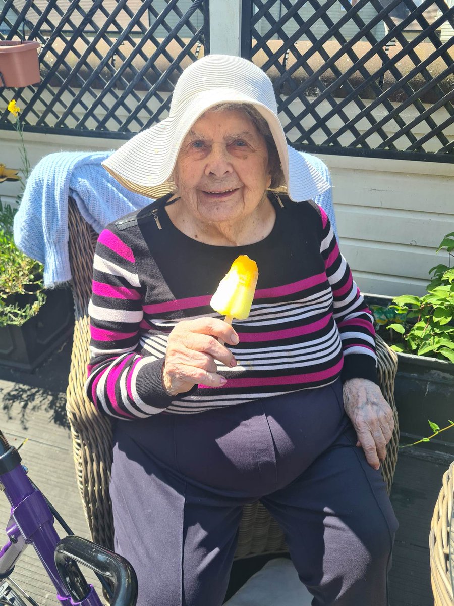 willowgardensAH's tweet image. Enjoying ice lollies in the sunshine 🌞 
#summer #sunshine #icelolly #carehome #dementia #enjoy #love