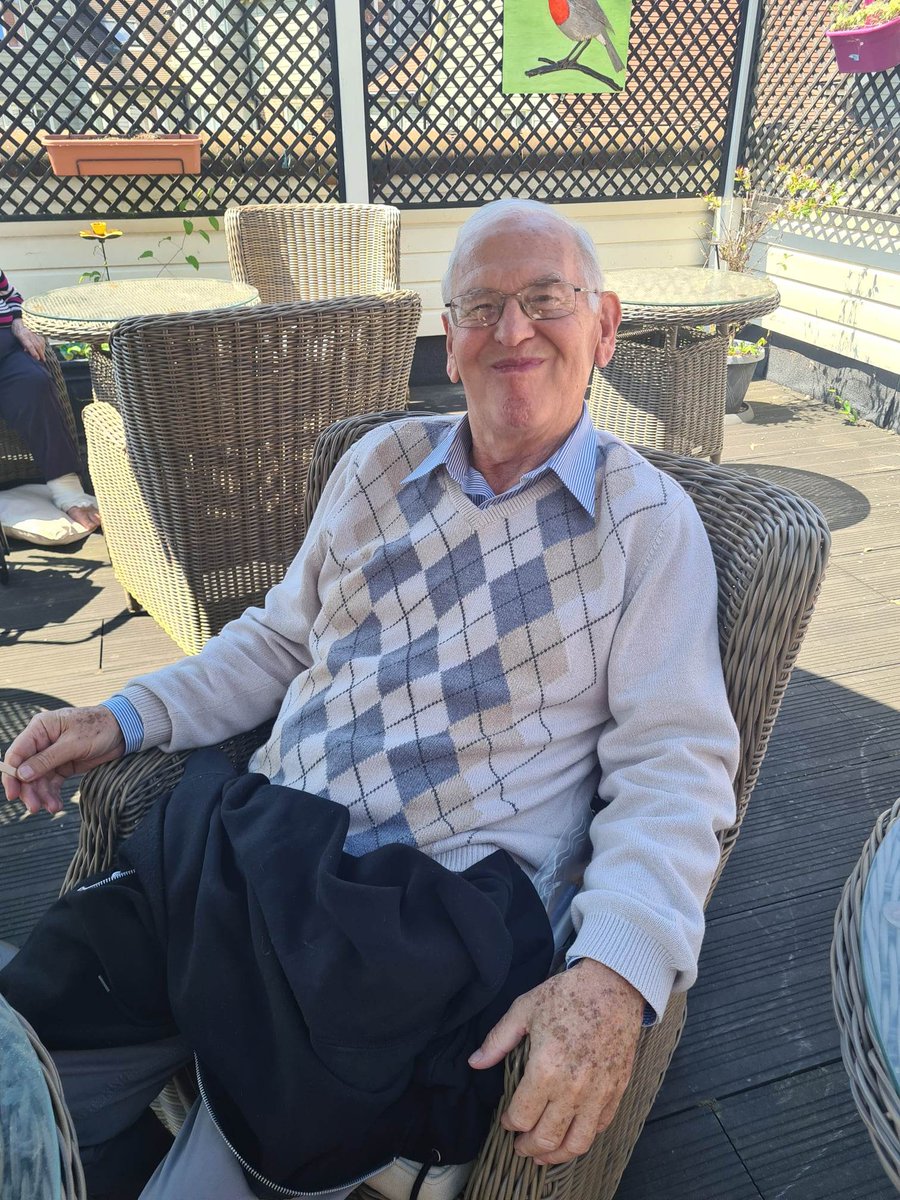 willowgardensAH's tweet image. Enjoying ice lollies in the sunshine 🌞 
#summer #sunshine #icelolly #carehome #dementia #enjoy #love