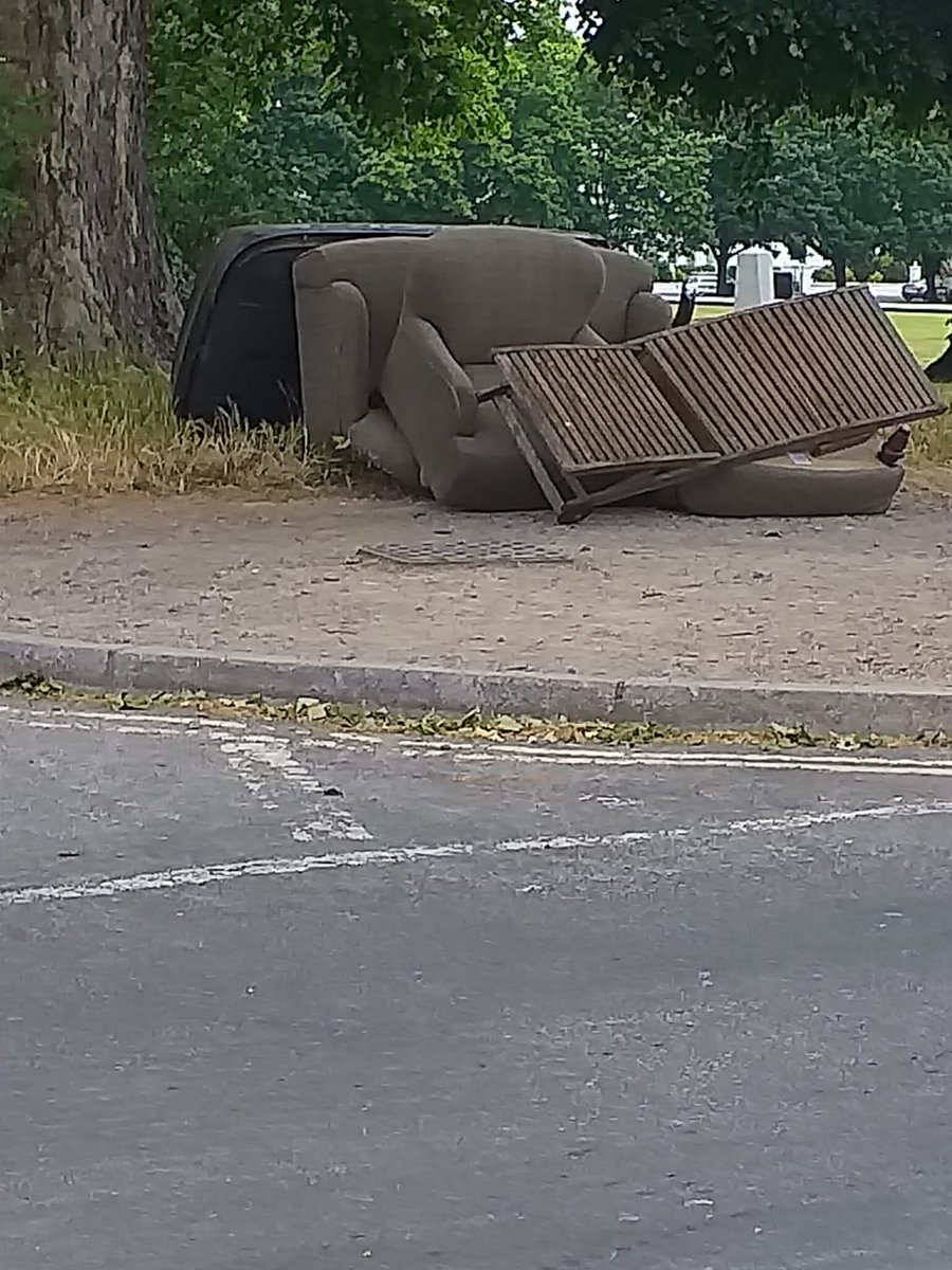 @LBRUT reporting fly-tipping on Richmond Green….in case someone hasn’t done it already