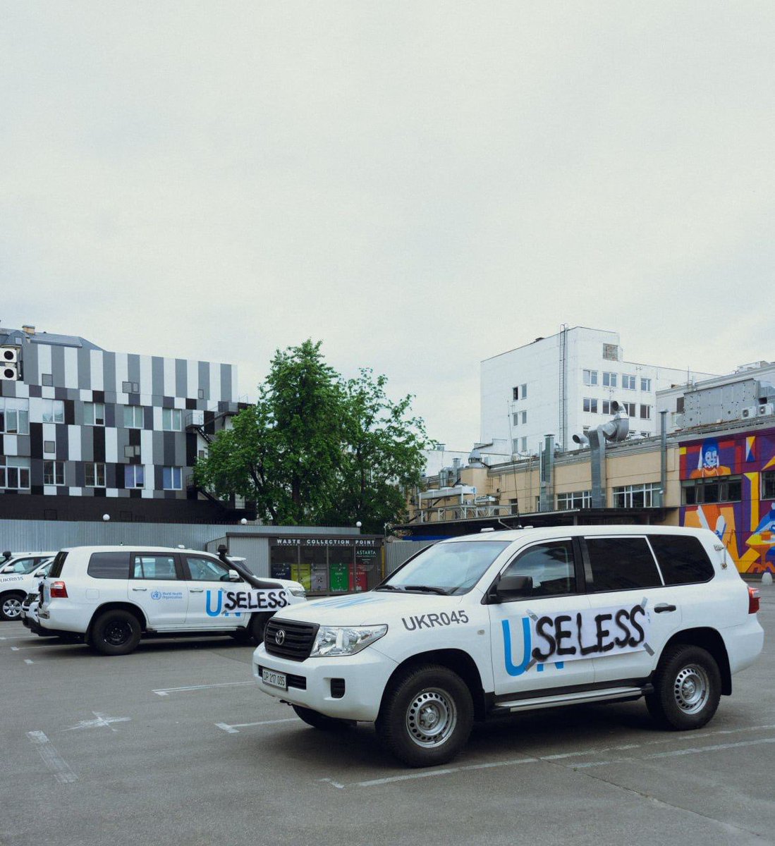 officejjsmart's tweet photo. UN 🇺🇳 = USELESS

UN 🇺🇳 vehicles, parked in Kyiv 🇺🇦, look like this today. https://t.co/if9t5Yrzh5