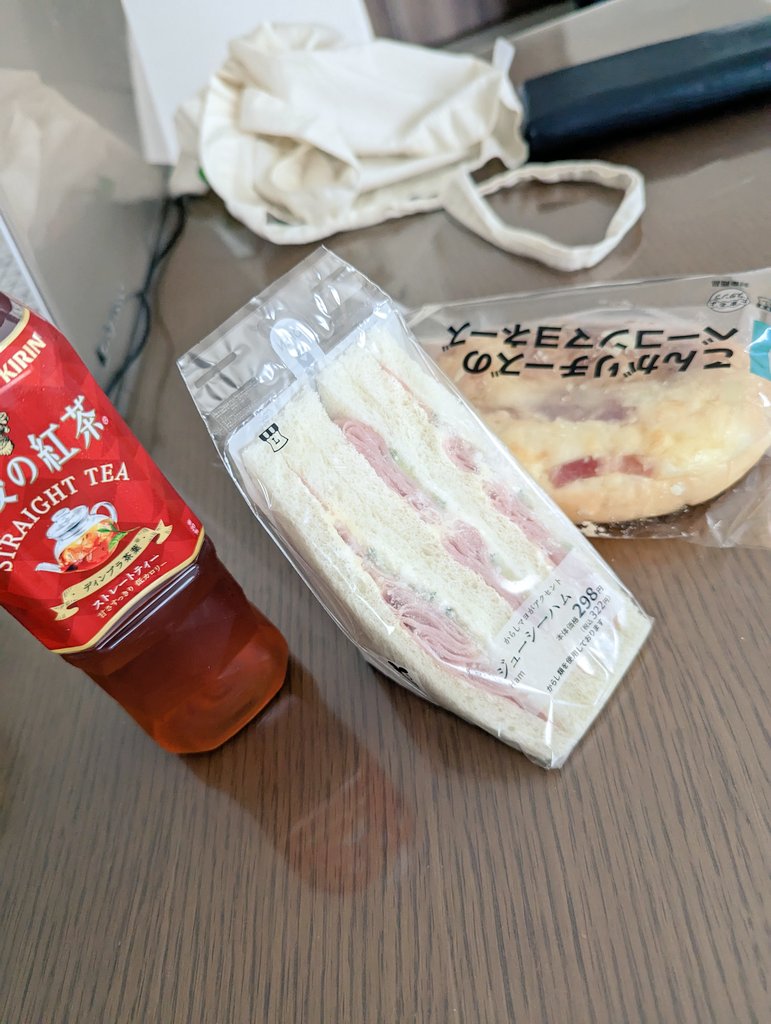 ちょっと違った？！ロー活ですが、アニーの友達が買ってきていま二人でリビングで食べてます🥪
これは間接的なロー活でいい？ww
「ままちゃんも🥪一枚いいよ？！」とお友達に！優しいのよ中３男子は！舐め回したいとか言ったらぶっ○されるなwwTVじゃなくてラジオ落ち着くらしい
#夕刊ラジオ
#ロー活