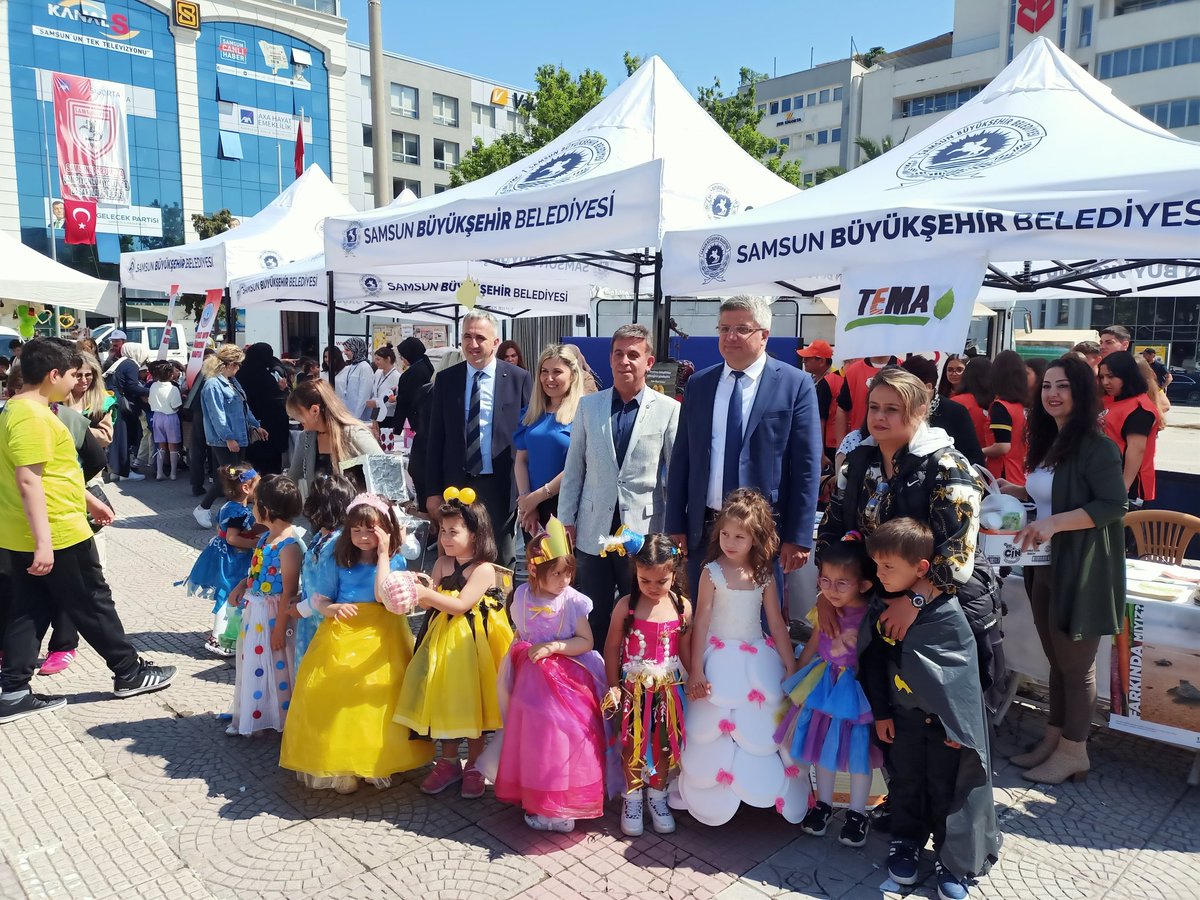 SamsunMEM_ISGB's tweet photo. 5 Haziran Dünya Çevre Günü kapsamında İl Millî Eğitim Müdürlüğü, Samsun Büyükşehir Belediye Ve Çevre Şehircilik İl Müdürü tarafından Cumhuriyet Meydanında etkinlik düzenleniyor @tcmeb @meb_dhgm @OzilLevent    @ozkan_meb @muratagar60 @csula1 https://t.co/gNwF1fix4X
