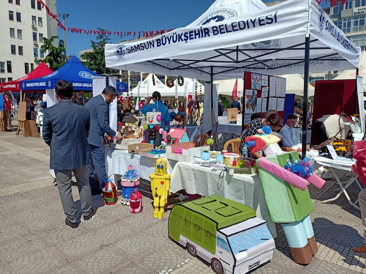 SamsunMEM_ISGB's tweet photo. 5 Haziran Dünya Çevre Günü kapsamında İl Millî Eğitim Müdürlüğü, Samsun Büyükşehir Belediye Ve Çevre Şehircilik İl Müdürü tarafından Cumhuriyet Meydanında etkinlik düzenleniyor @tcmeb @meb_dhgm @OzilLevent    @ozkan_meb @muratagar60 @csula1 https://t.co/gNwF1fix4X