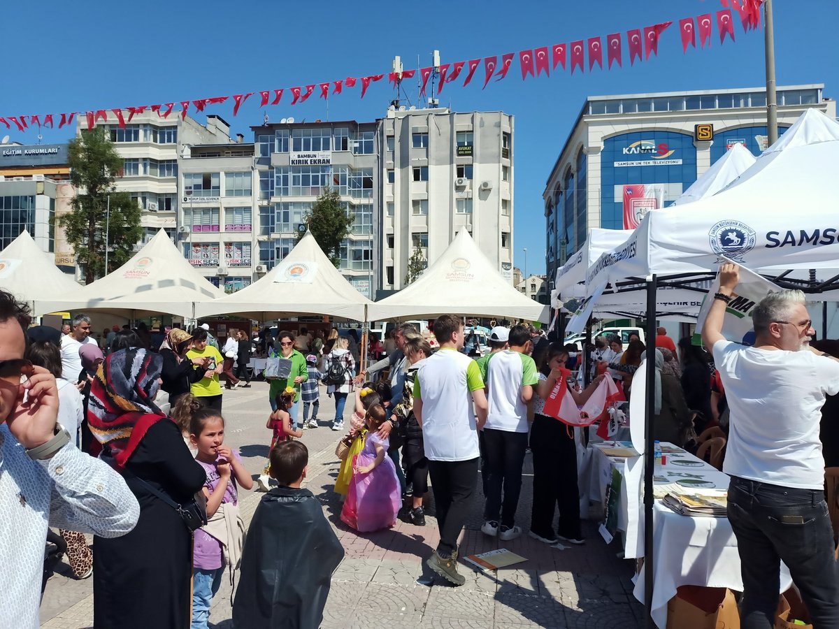 SamsunMEM_ISGB's tweet photo. 5 Haziran Dünya Çevre Günü kapsamında İl Millî Eğitim Müdürlüğü, Samsun Büyükşehir Belediye Ve Çevre Şehircilik İl Müdürü tarafından Cumhuriyet Meydanında etkinlik düzenleniyor @tcmeb @meb_dhgm @OzilLevent    @ozkan_meb @muratagar60 @csula1 https://t.co/gNwF1fix4X