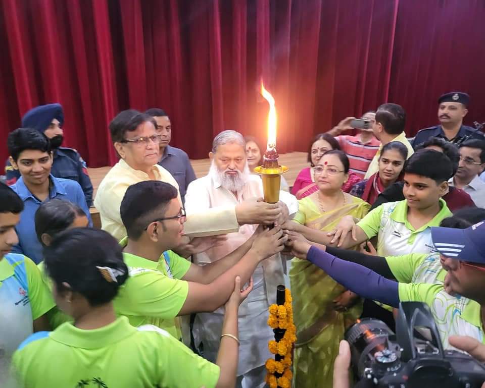 OPDhankar's tweet photo. कहते हैं उड़ने के लिए पंख नहीं बल्कि हौसलों की जरूरत होती है।अब ऐसा ही पहाड़ सा हौसला लिए देश के 198 स्पेशल एथलीट जर्मनी की धरती पर भारत का जलवा बिखेरने जा रहे हैं।

 जर्मनी के बर्लिन में 17 से 25 जून तक स्पेशल ओलंपिक वर्ल्ड समर गेम्स (Special Olympics World Summer Games) का आयोजन होने वाला है। इसी के निमित्त आज गुरुग्राम में @SOlympicsBharat की अध्यक्ष @DrMallikaNadda जी की उपस्थिति में खिलाड़ियों की सेंड ऑफ सेरेमनी का आयोजन किया गया। इस अवसर पर हरियाणा के गृह मंत्री श्री @anilvijminister जी भी खिलाड़ियों के उत्साह वर्धन के लिए उपस्थित रहे।

हमारी ओर से सभी खिलाड़ियों को ढेरों शुभकामनाएं हमें पूरी उम्मीद है कि आप सभी देश का नाम रोशन करेंगे जय हिंद।