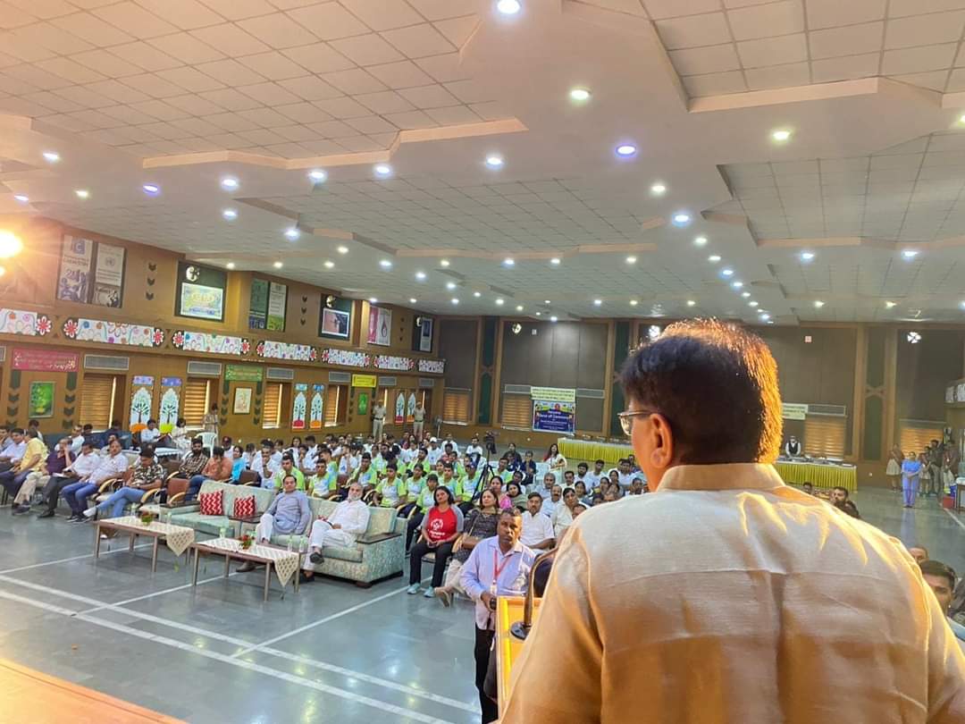 OPDhankar's tweet photo. कहते हैं उड़ने के लिए पंख नहीं बल्कि हौसलों की जरूरत होती है।अब ऐसा ही पहाड़ सा हौसला लिए देश के 198 स्पेशल एथलीट जर्मनी की धरती पर भारत का जलवा बिखेरने जा रहे हैं।

 जर्मनी के बर्लिन में 17 से 25 जून तक स्पेशल ओलंपिक वर्ल्ड समर गेम्स (Special Olympics World Summer Games) का आयोजन होने वाला है। इसी के निमित्त आज गुरुग्राम में @SOlympicsBharat की अध्यक्ष @DrMallikaNadda जी की उपस्थिति में खिलाड़ियों की सेंड ऑफ सेरेमनी का आयोजन किया गया। इस अवसर पर हरियाणा के गृह मंत्री श्री @anilvijminister जी भी खिलाड़ियों के उत्साह वर्धन के लिए उपस्थित रहे।

हमारी ओर से सभी खिलाड़ियों को ढेरों शुभकामनाएं हमें पूरी उम्मीद है कि आप सभी देश का नाम रोशन करेंगे जय हिंद।