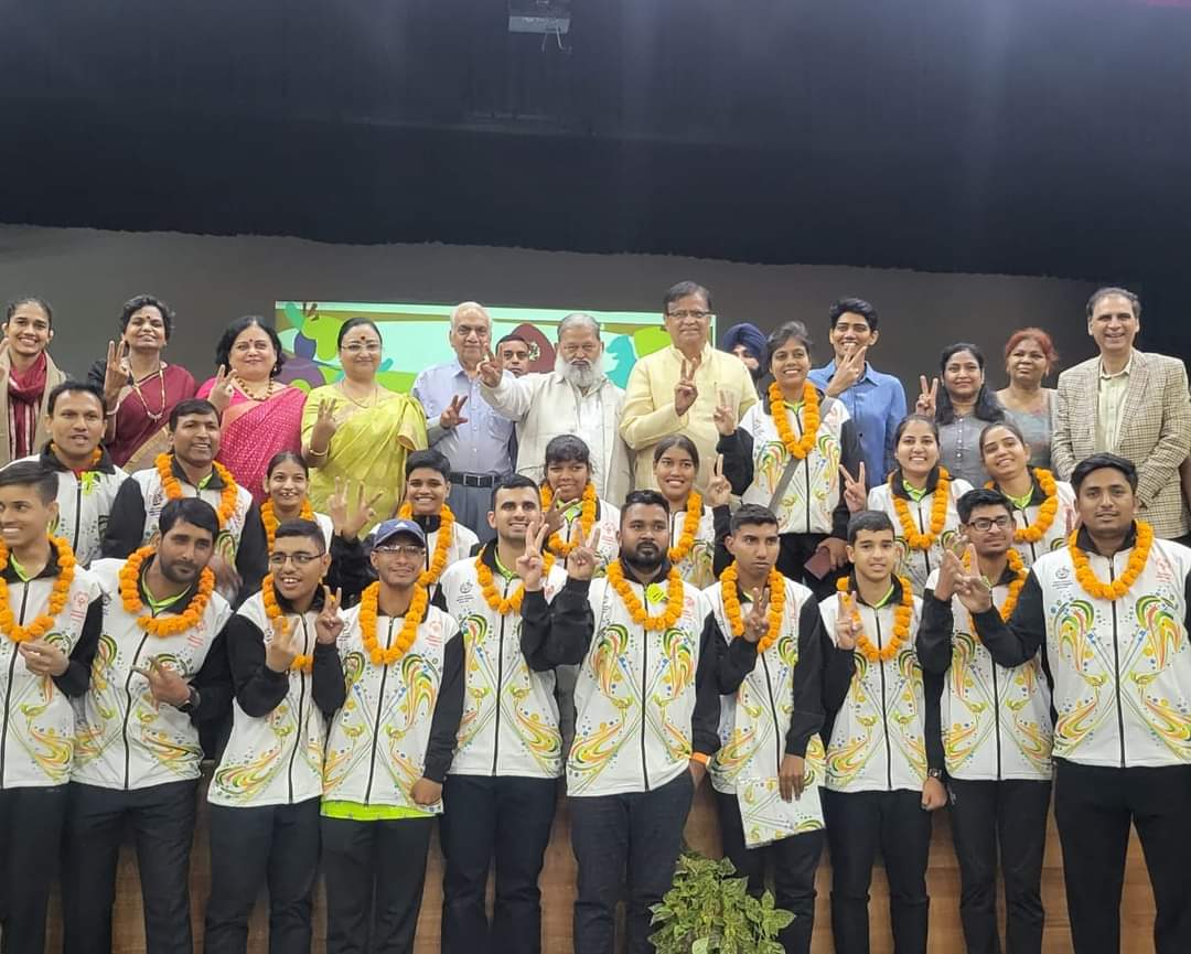 OPDhankar's tweet photo. कहते हैं उड़ने के लिए पंख नहीं बल्कि हौसलों की जरूरत होती है।अब ऐसा ही पहाड़ सा हौसला लिए देश के 198 स्पेशल एथलीट जर्मनी की धरती पर भारत का जलवा बिखेरने जा रहे हैं।

 जर्मनी के बर्लिन में 17 से 25 जून तक स्पेशल ओलंपिक वर्ल्ड समर गेम्स (Special Olympics World Summer Games) का आयोजन होने वाला है। इसी के निमित्त आज गुरुग्राम में @SOlympicsBharat की अध्यक्ष @DrMallikaNadda जी की उपस्थिति में खिलाड़ियों की सेंड ऑफ सेरेमनी का आयोजन किया गया। इस अवसर पर हरियाणा के गृह मंत्री श्री @anilvijminister जी भी खिलाड़ियों के उत्साह वर्धन के लिए उपस्थित रहे।

हमारी ओर से सभी खिलाड़ियों को ढेरों शुभकामनाएं हमें पूरी उम्मीद है कि आप सभी देश का नाम रोशन करेंगे जय हिंद।