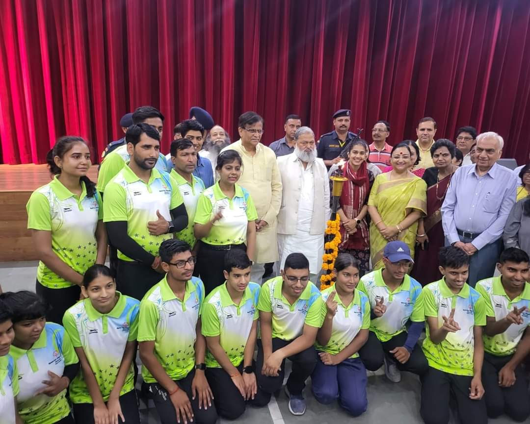 OPDhankar's tweet photo. कहते हैं उड़ने के लिए पंख नहीं बल्कि हौसलों की जरूरत होती है।अब ऐसा ही पहाड़ सा हौसला लिए देश के 198 स्पेशल एथलीट जर्मनी की धरती पर भारत का जलवा बिखेरने जा रहे हैं।

 जर्मनी के बर्लिन में 17 से 25 जून तक स्पेशल ओलंपिक वर्ल्ड समर गेम्स (Special Olympics World Summer Games) का आयोजन होने वाला है। इसी के निमित्त आज गुरुग्राम में @SOlympicsBharat की अध्यक्ष @DrMallikaNadda जी की उपस्थिति में खिलाड़ियों की सेंड ऑफ सेरेमनी का आयोजन किया गया। इस अवसर पर हरियाणा के गृह मंत्री श्री @anilvijminister जी भी खिलाड़ियों के उत्साह वर्धन के लिए उपस्थित रहे।

हमारी ओर से सभी खिलाड़ियों को ढेरों शुभकामनाएं हमें पूरी उम्मीद है कि आप सभी देश का नाम रोशन करेंगे जय हिंद।