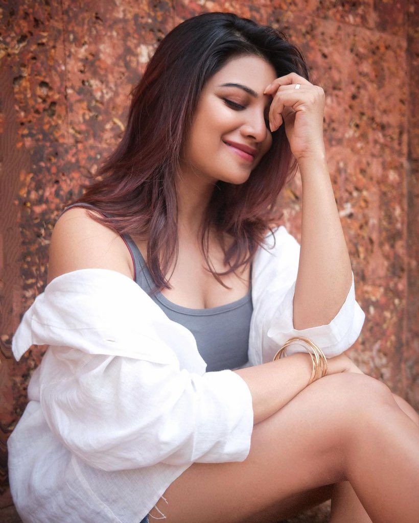jsolu_tions's tweet photo. How to ace a summer look? A guide ft. #Aathmika 🩶🤍

@im_aathmika #jsolutions https://t.co/8ZxaR2JOIz