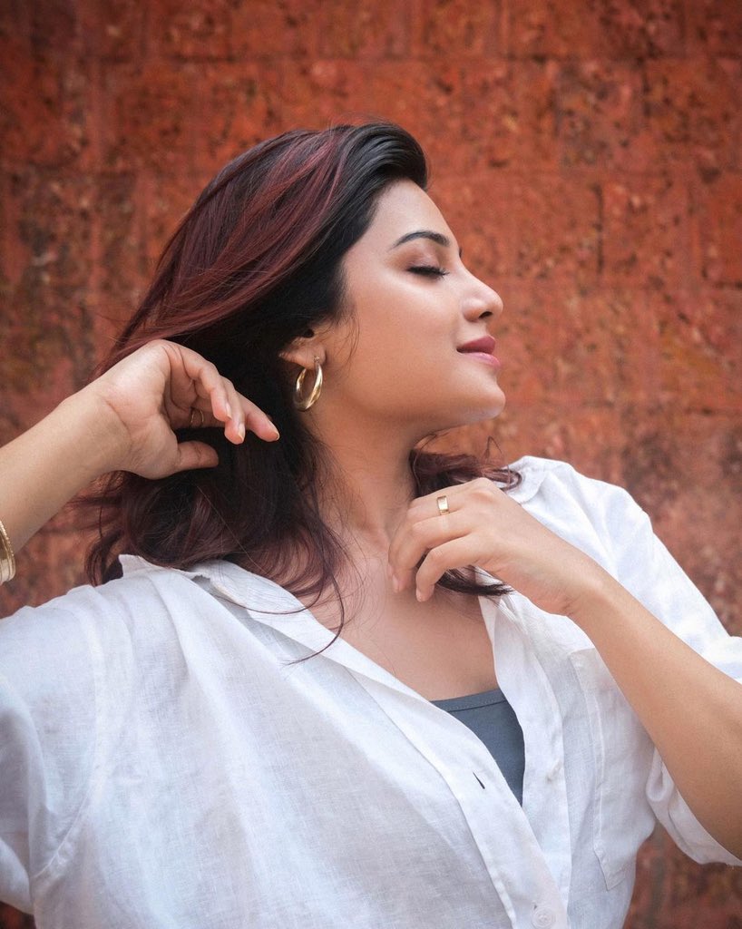 jsolu_tions's tweet photo. How to ace a summer look? A guide ft. #Aathmika 🩶🤍

@im_aathmika #jsolutions https://t.co/8ZxaR2JOIz