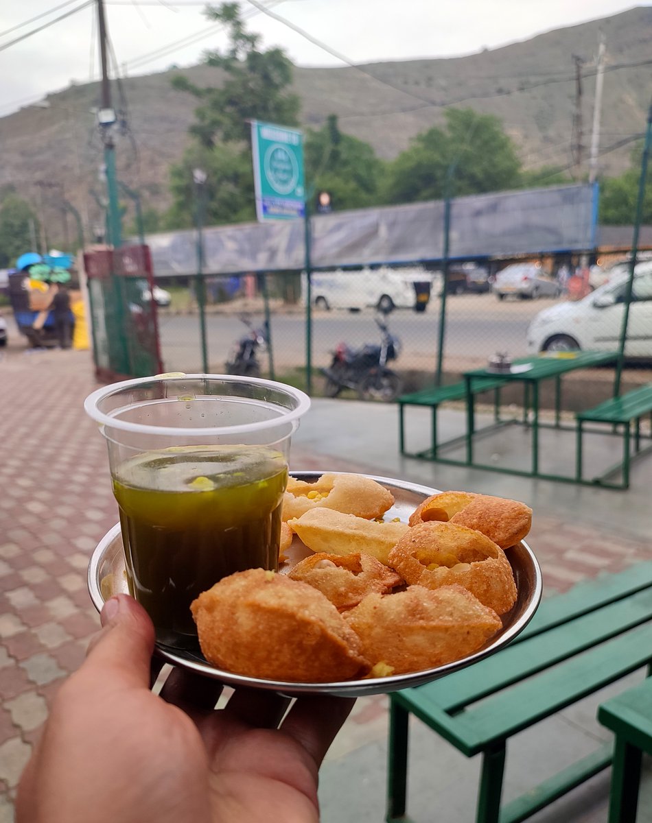 safaanpeerzada_'s tweet image. Kis kis ko pani puri achi lgti hai?
#golgappe #smoke #panipurilovers #kendiyolumuzda #أنتخابات_مجلس_الأمة_2023