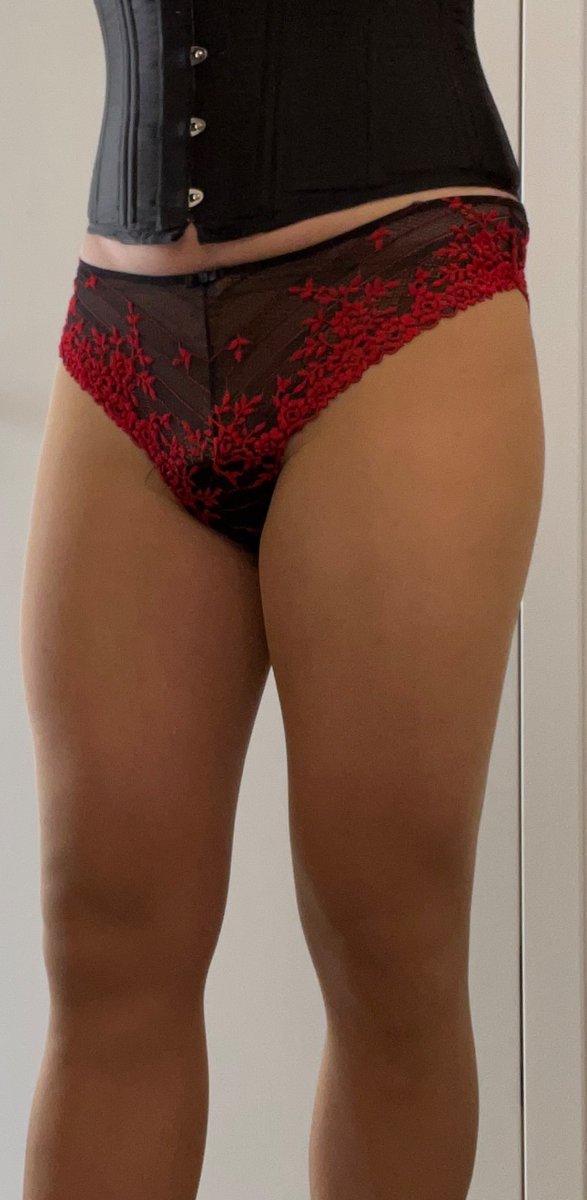 #bdsm #keuschheitsgürtel #chastitybelt #sissy #nylon 

Guten Morgen,
die nächste Beurteilung bitte von euch.

Slip unter die Nylon (DEN40) oder lieber drüber?

Danke schön 💋