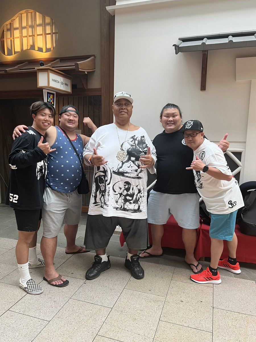 KonishikisWORLD's tweet photo. Sumoandsushi we coming to your town, Miami we have arrived with all the delays but thank God me and my team had made into USA Miami going through Newark Airport #sumo #konishiki #sumoandsushi #narotv #miami #rikishi #sumotour #culture #japan #sumoedutainment #go #traditional https://t.co/8O3kcxuxzq
