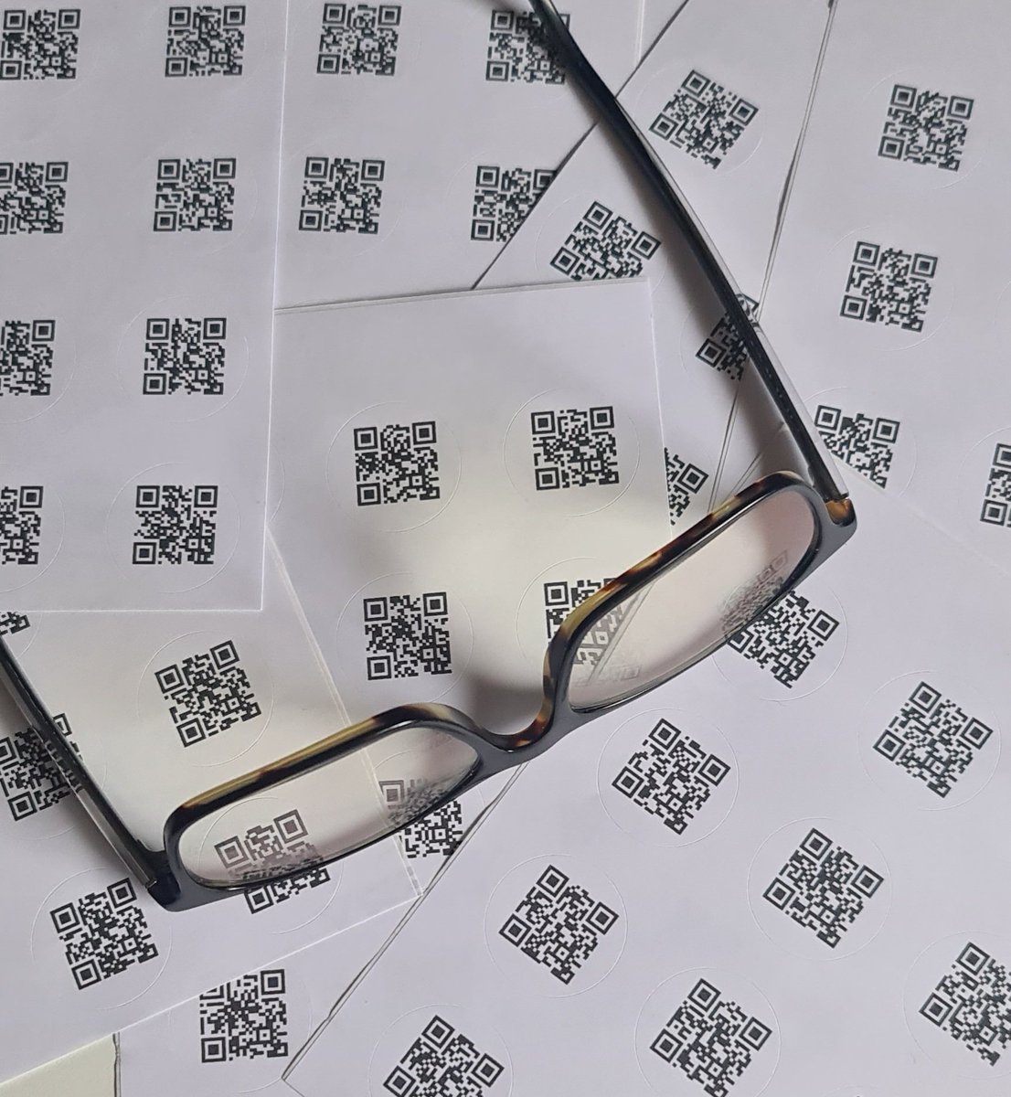ridy2's tweet photo. 1/2 La gommette magique du #pic360, vous connaissez?
Connecter n'importe quel fichier informatique à un document papier sans application ni ordinateur...
juste avec l'appareil photo de son téléphone.
Accès offert pour l'année scolaire 2023 2024 sur simple inscription https://t.co/09GJU444rl