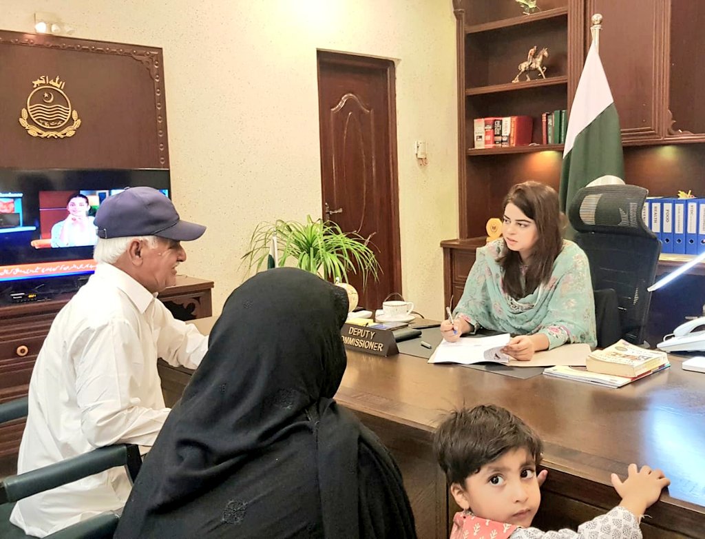 QuratulainPAS's tweet photo. اگر آپ بھی ضلع چکوال کے رہائشی ہیں تو ڈپٹی کمشنر چکوال کا دفتر آپ کا منتظر ہے، شکایات لائیں یا تجاویز، آپ کو بٹھایا جائے گا، سنا جائے گا، تسلی بخش جواب اور کاروائی تک آپ ہمارے مہمان ہونگے انشاءاللہ 🙏 https://t.co/4BFQ8VKDeG