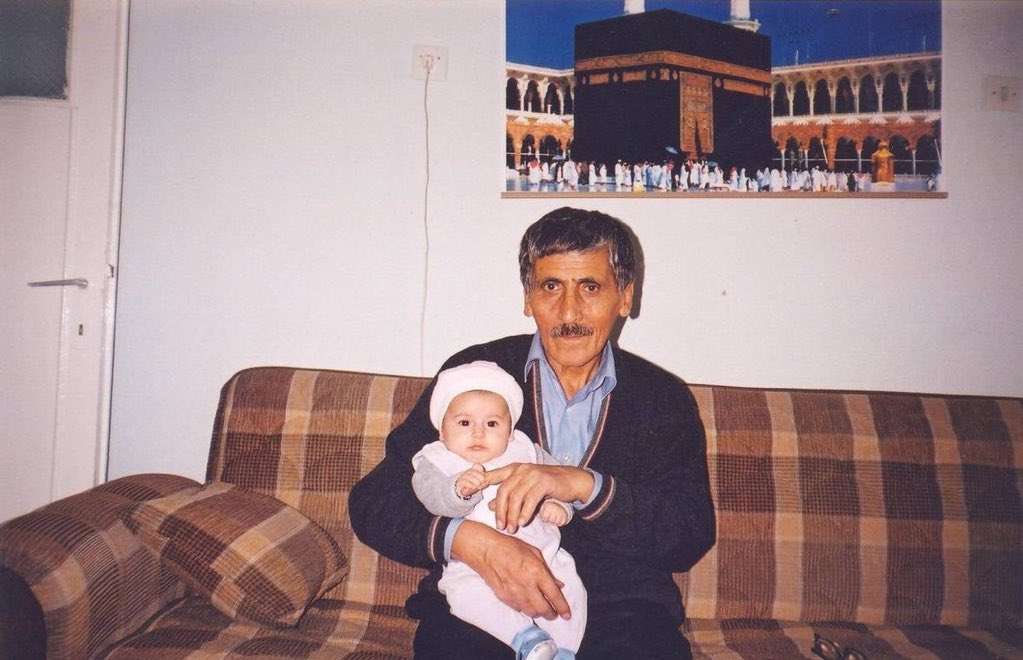 ustadimkarakoc's tweet photo. "Artık ne kar yağar ne ben üşürüm,
Ne de saçlarımı dağıtır rüzgâr.
Sağ iken bir günde bin kez ölürdüm,
Şimdi ölüm yoktur, ölümsüzlük var"

Abdurrahim Karakoç https://t.co/6YnkB6EEZO