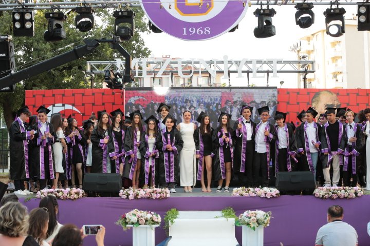 UONarlidere's tweet photo. Uğur Okulları 2022-2023 Ortaokul Mezuniyet törenimizi gerçekleştirdik. Sevgili mezunlarımız yolunuz Uğur'lu, geleceğiniz parlak olsun.💜👩🏻‍🎓👨🏼‍🎓

@fatlihann @tuubauysal @nesluck https://t.co/e4UkRLrspX