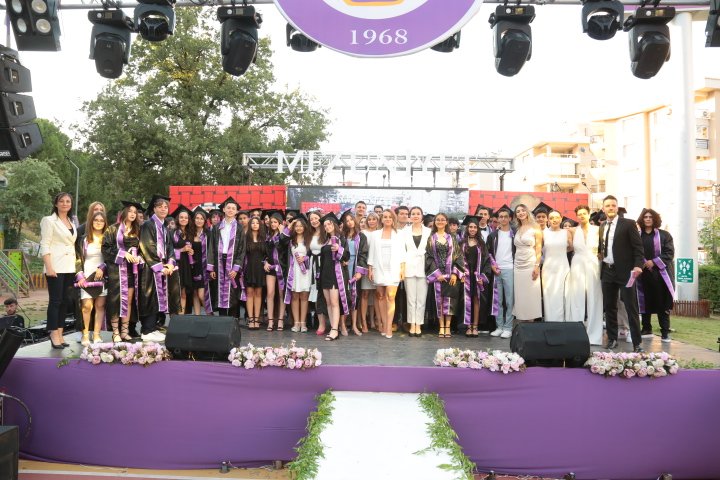 UONarlidere's tweet photo. Uğur Okulları 2022-2023 Ortaokul Mezuniyet törenimizi gerçekleştirdik. Sevgili mezunlarımız yolunuz Uğur'lu, geleceğiniz parlak olsun.💜👩🏻‍🎓👨🏼‍🎓

@fatlihann @tuubauysal @nesluck https://t.co/e4UkRLrspX