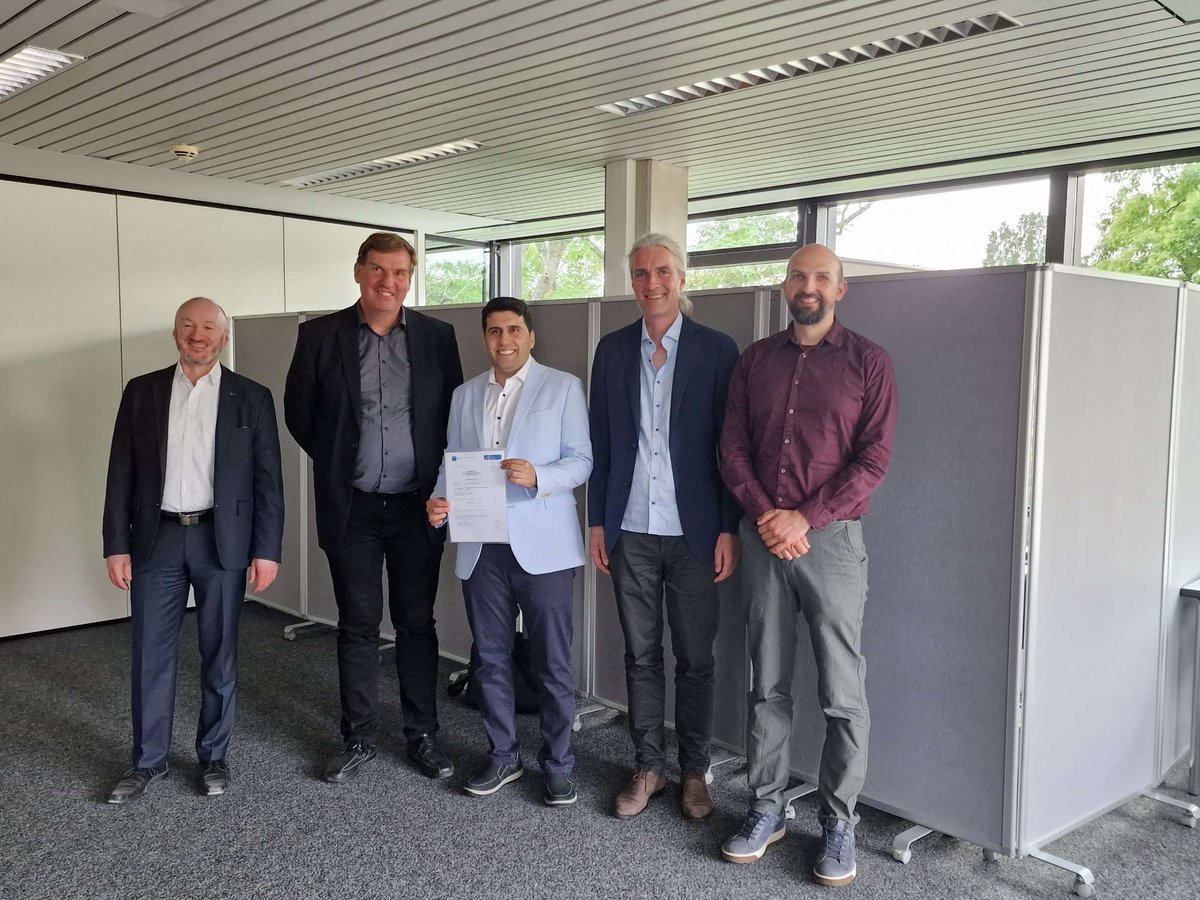 @soeren_auer@mstdn.social (@soerenauer) on Twitter photo Great #PhDdefense by <a href="/reza_tavakoli89/">Reza Tavakoli</a> yesterday on “Hybrid Human-AI Driven Open Personalized Education” mentored by <a href="/kismihok/">Gábor Kismihók</a>. You can directly observe Reza's work at the Edoer Open Education Platform labs.tib.eu/edoer/ or read his papers via dblp.uni-trier.de/pid/180/8291.h… Great #PhDdefense by <a href="/reza_tavakoli89/">Reza Tavakoli</a> yesterday on “Hybrid Human-AI Driven Open Personalized Education” mentored by <a href="/kismihok/">Gábor Kismihók</a>. You can directly observe Reza's work at the Edoer Open Education Platform labs.tib.eu/edoer/ or read his papers via dblp.uni-trier.de/pid/180/8291.h…