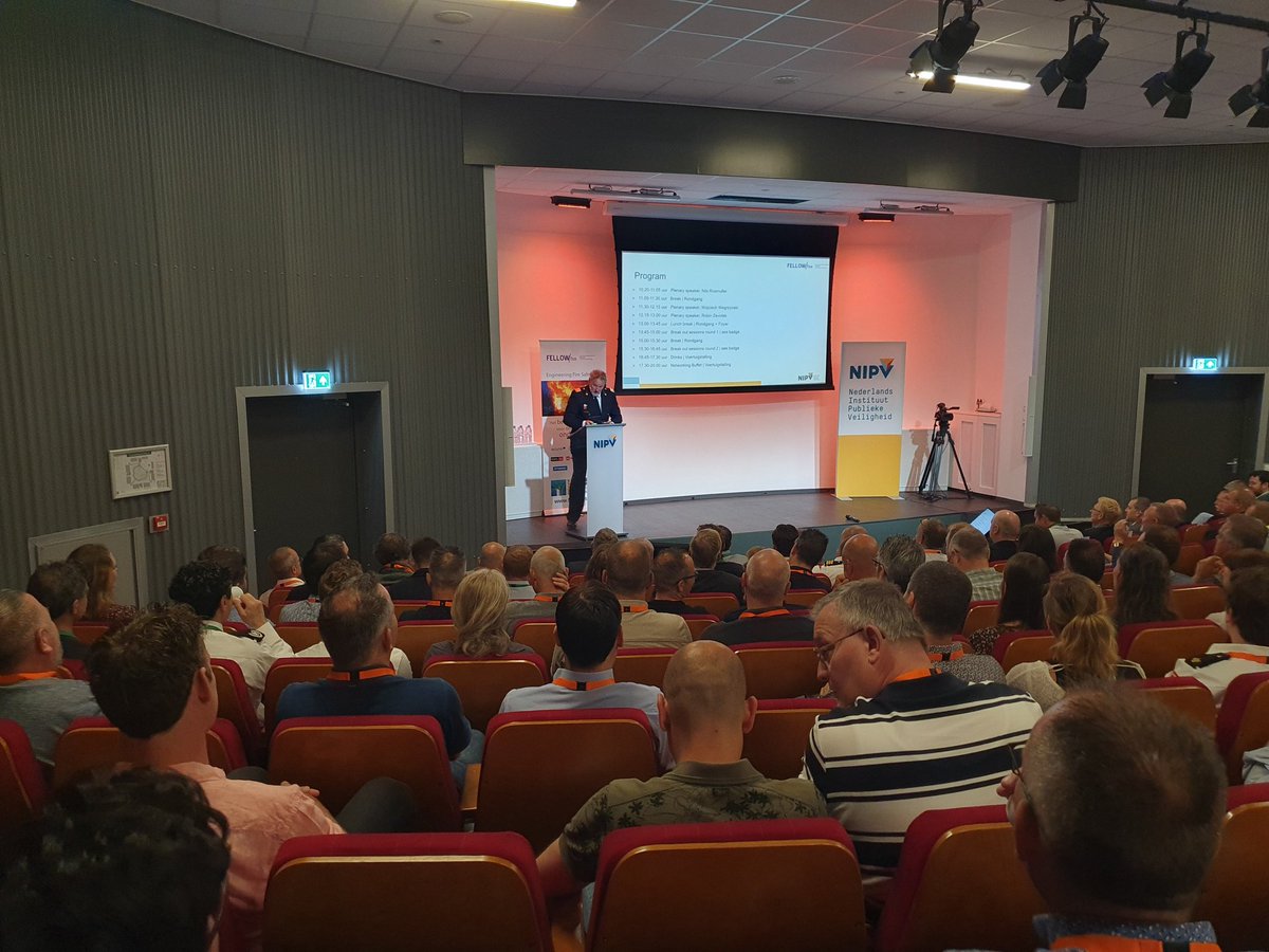 'Vandaag gaan we het met 220 deelnemers uit 15 landen hebben over de relatie tussen duurzaam bouwen, de energietransitie en brandveiligheid’, opent dagvoorzitter @KransenDiemer de 15e editie van het Internationaal Congres Fire Safety & Science #FSS2023