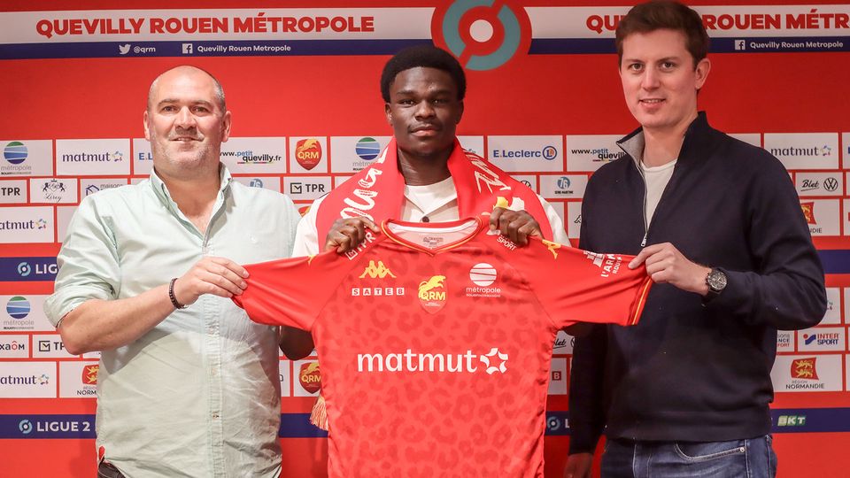 L'international centrafricain, Vénuste Baboula, l'une des révélations du championnat de National 2 signe à Quevilly Rouen Metropole en Ligue 2 BKT. 
Il retrouvera Louis Mafouta.
Auteur de  10 buts et  15 passes décisives avec le Racing Club de France en N2.

Nzoni Passa Bamara.