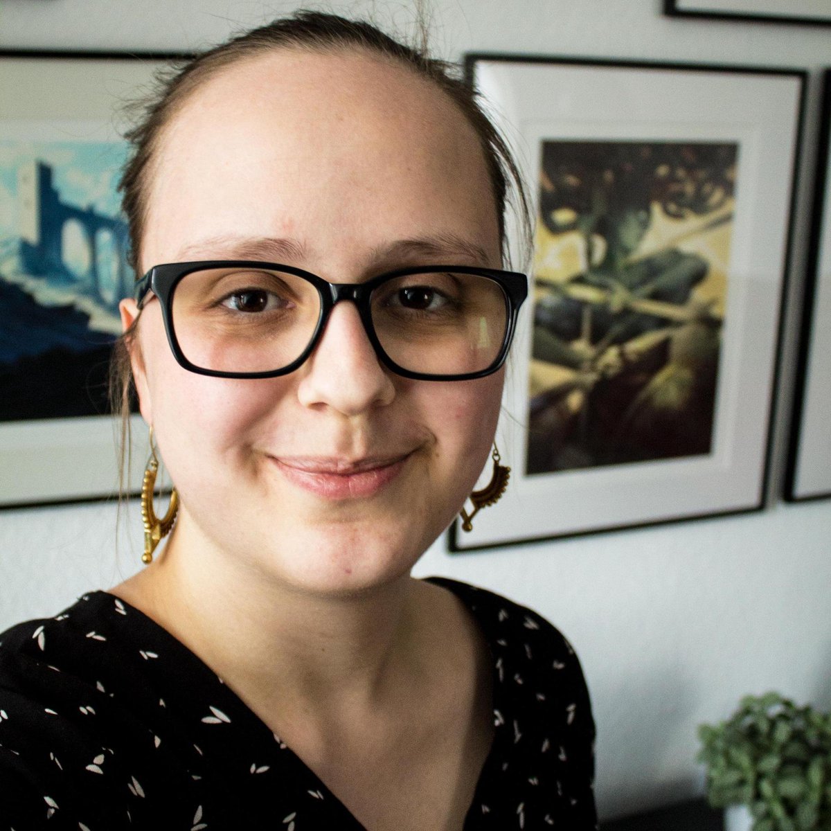 Auch Aurelia (@hekabeohnename) ist in der Bande sehr aktiv. Sie hat Geschichte und Digital Humanities studiert und forscht u.a. als Doktorandin bei @chludens vor allem zu Gender und (Geschlechter-)Geschichte von/in/mit Digitalen Spielen.