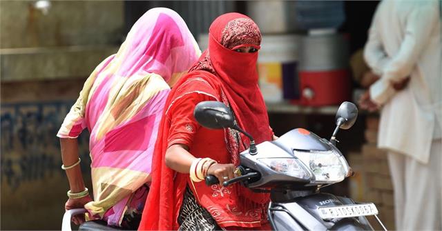 punjabkesari's tweet photo. बारिश का ले लिया आनंद तो अब झुलसाने वाली गर्मी के लिए रहें तैयार: इस दिन से पारा होगा 40 डिग्री पार
https://t.co/NssDce4CrC
#Delhi #heatwave #humidsummer #IMD #MeteorologicalDepartment #heatwave https://t.co/2w1yA6SVDX
