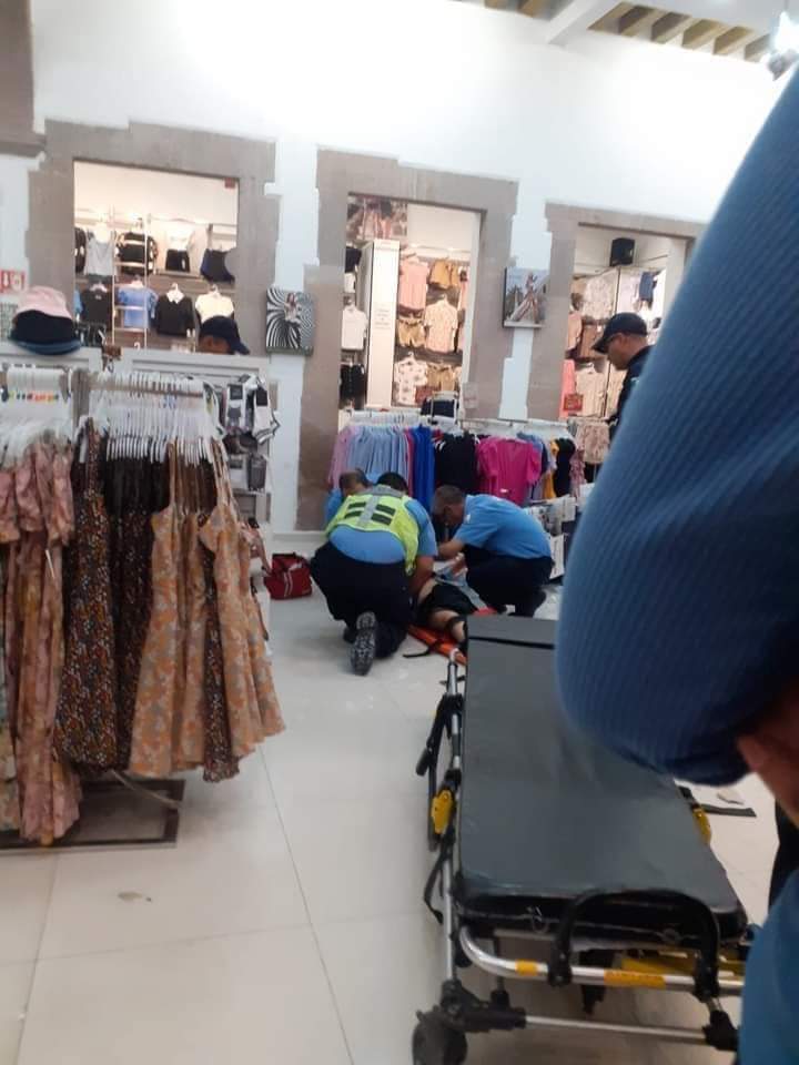cupkeide's tweet photo. MUERE CESAR GERARDO, JOVEN Q SUFRIÓ CAÍDA POR NEGLIGENCIA DE LA TIENDA DE ROPA VERTICHE

Sufrió lesiones considerables al no ser provisto de equipo de seguridad y realizar actividades que no eran su responsabilidad

#Vertiche
#Justiciaparagerardo 
@vertichemx HAZTE RESPONSABLE!! https://t.co/RYyUYqRSrE