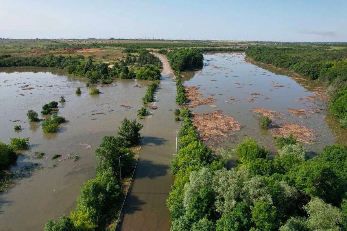 puntointernoua's tweet photo. I campi nel sud dell'Ucraina potrebbero trasformarsi in deserti già dal prossimo anno a causa dell’inondazione a seguito dell’esplosione della centrale idroelettrica di Nova Kakhovka. https://t.co/zvow8mRCtT