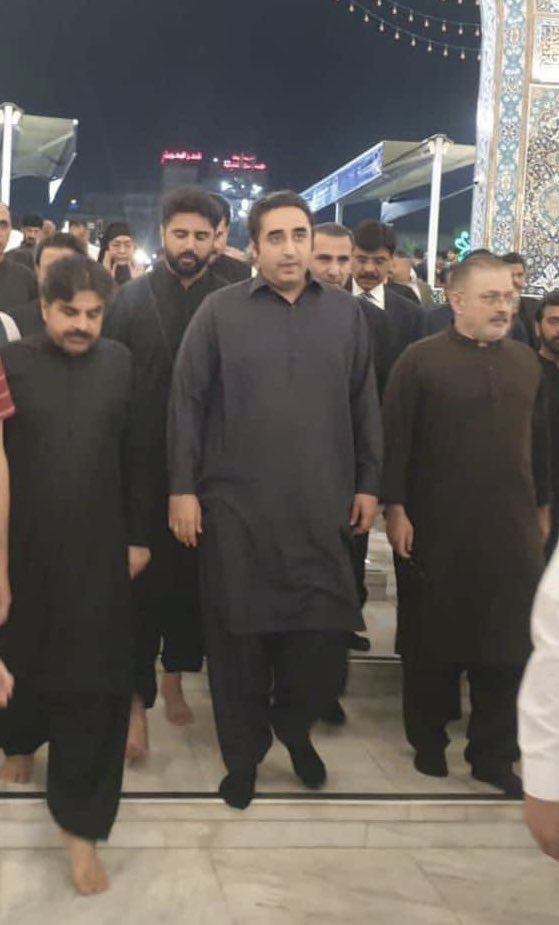 TehsinAbidi's tweet photo. السّلامُ عَلیکَ یاَ اَباعبداللہ الحُسین وَ اولاد الحُسین وَ اَصحَاب الحُسیـنؑ
اَلسَّــــــلَام عَلیـــکْ يَـاْ آبّْآلَّفّْضَّــــــــلْ ألَّعَّبّْآسؑ 🕌 FM @BBhuttoZardari’s visit to the sacred shrines of Imam Hussain(AS) n Mola Abbas (AS) in #Karbala holds great significance. https://t.co/IYLASY3N1e