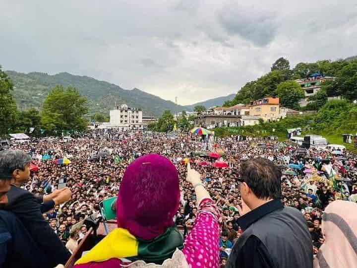 MianAliijaz's tweet photo. تصویر میں آپ مریم کے سر کو زوم کرتے جائیں اور دیکھیں کرشمہ ایڈٹینگ کا ان کے سر کے اندر سے بھی لوگ نظر آ رہے ہیں 🤣🤣
#RanaSanaUllah https://t.co/dhTi40QEf1